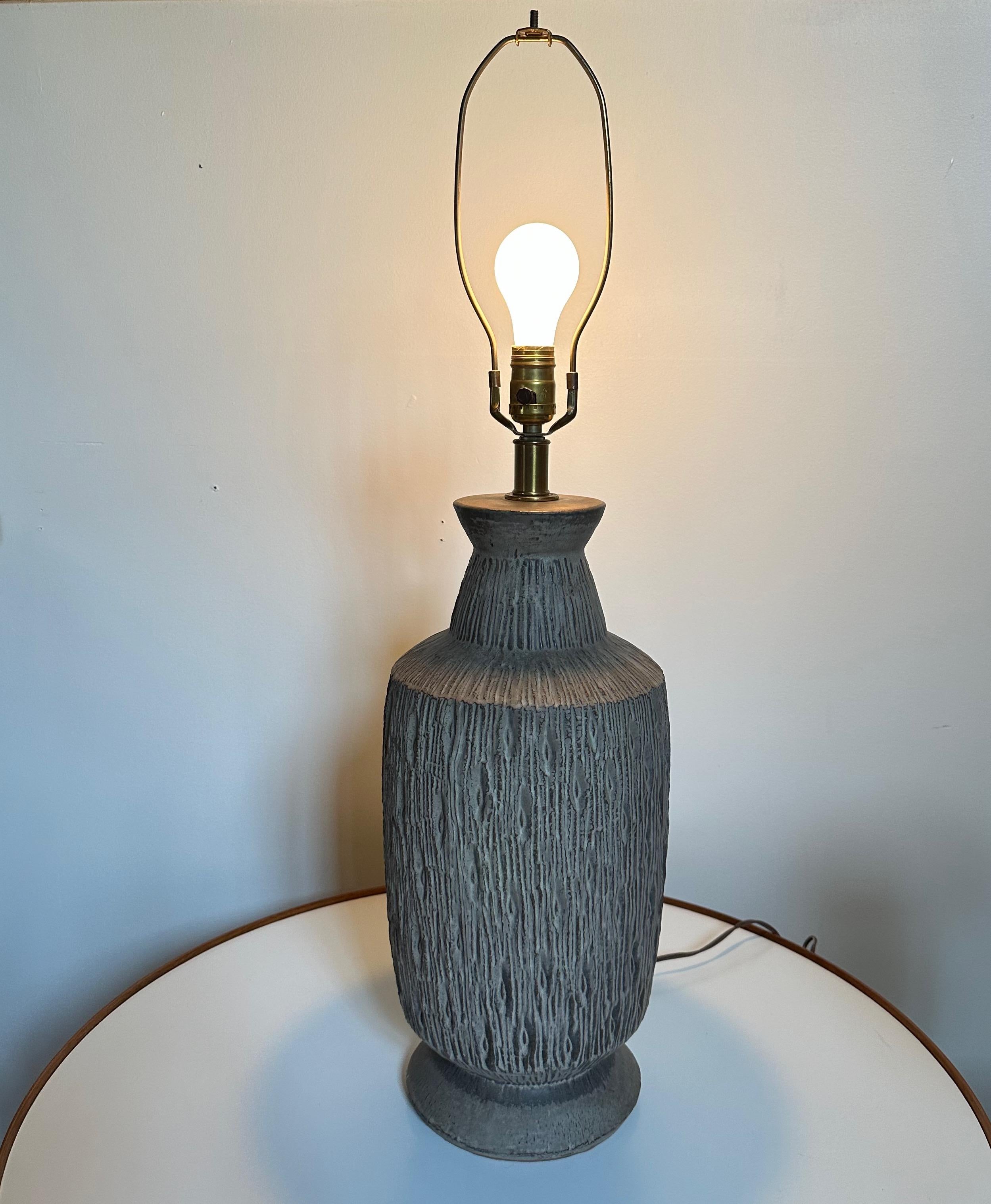 Lampe de table en céramique Design Technics des années 1960 avec décor profondément incisé milieu de siècle en vente 2