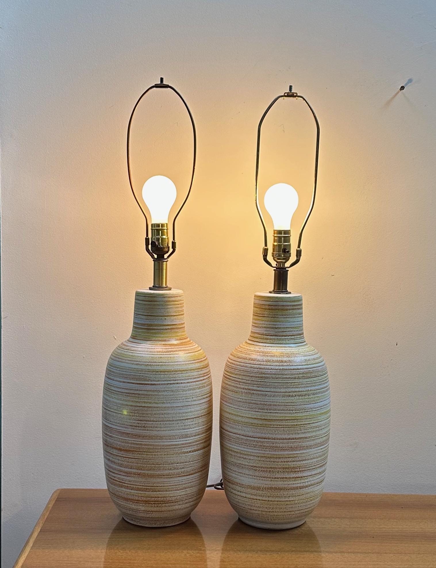 Paire de lampes de table en céramique orange et jaune Design Technics des années 1960 en vente 5
