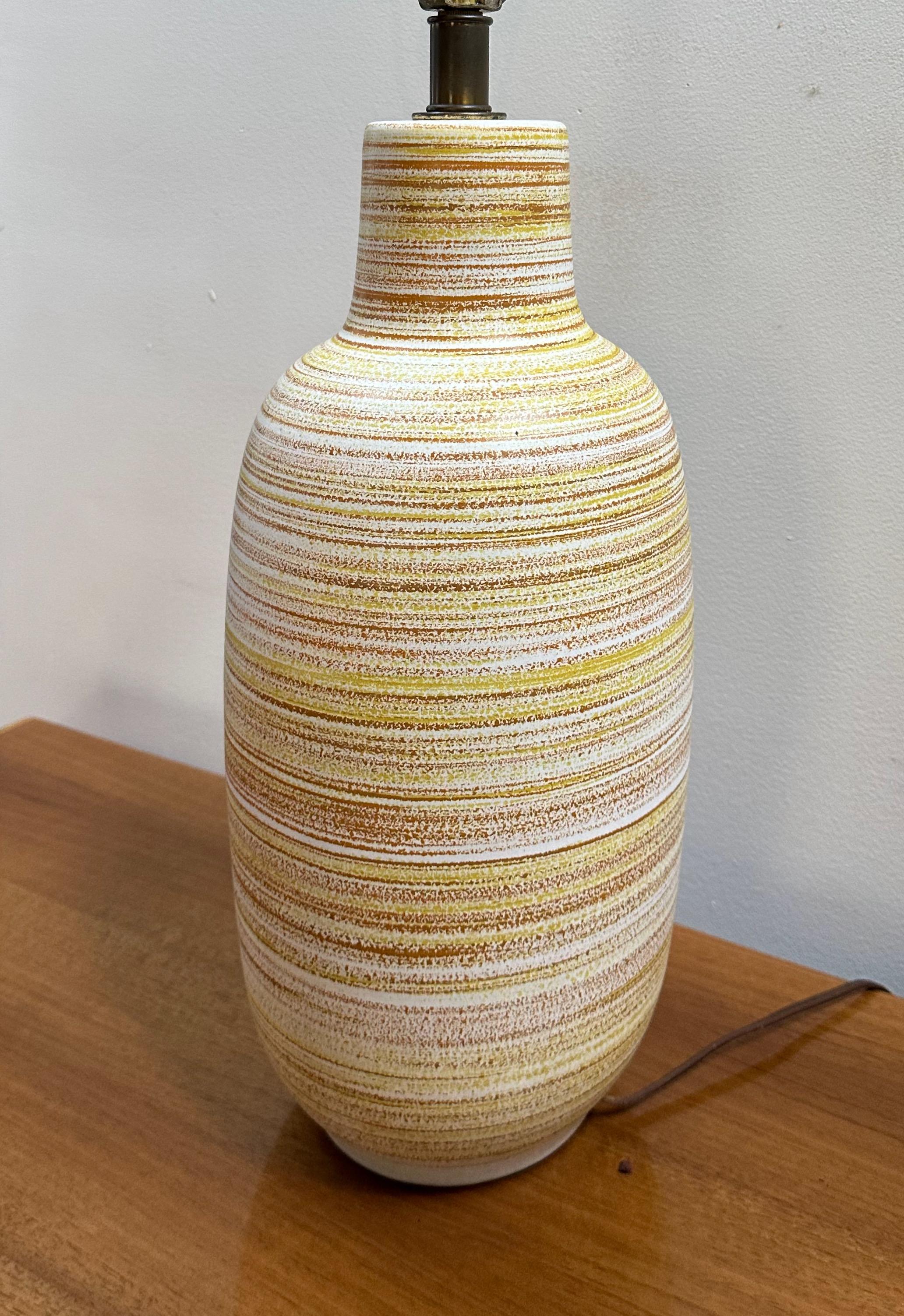 Mid-Century Modern Paire de lampes de table en céramique orange et jaune Design Technics des années 1960 en vente