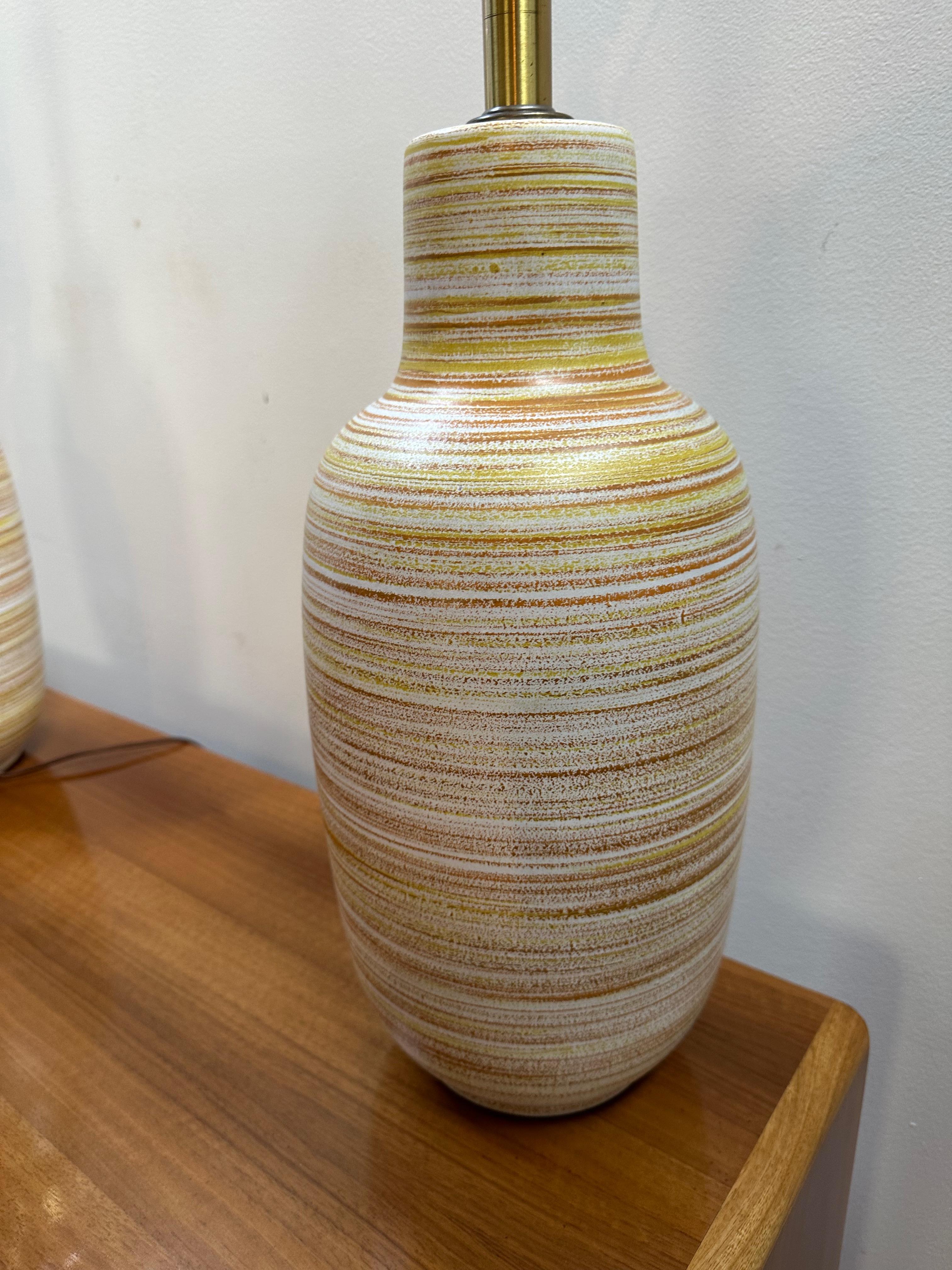 Nord-américain Paire de lampes de table en céramique orange et jaune Design Technics des années 1960 en vente