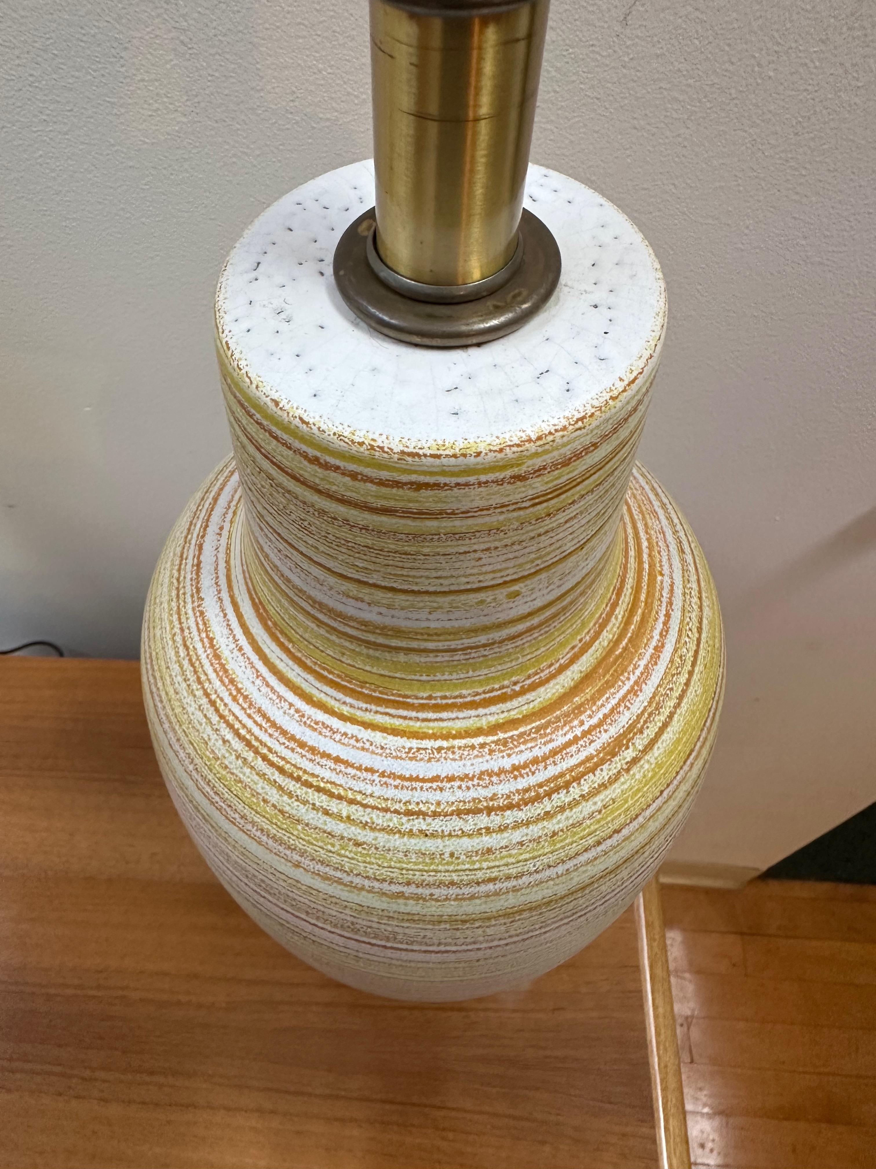 Paire de lampes de table en céramique orange et jaune Design Technics des années 1960 Bon état - En vente à Philadelphia, PA