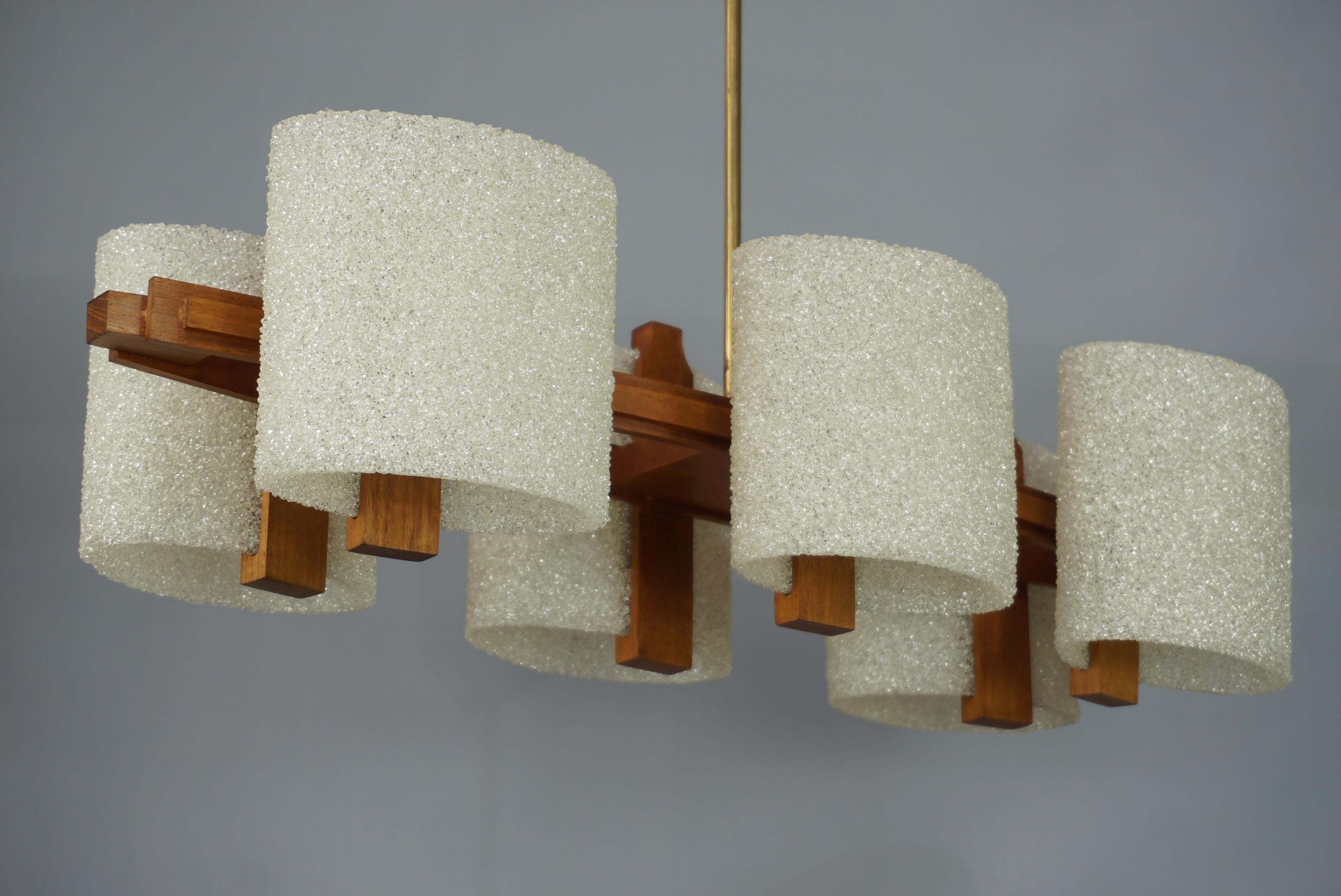 1960s design chandelier with an architectural wooden structure and six lampshade in textured perspex and granite effect in excellent condition.