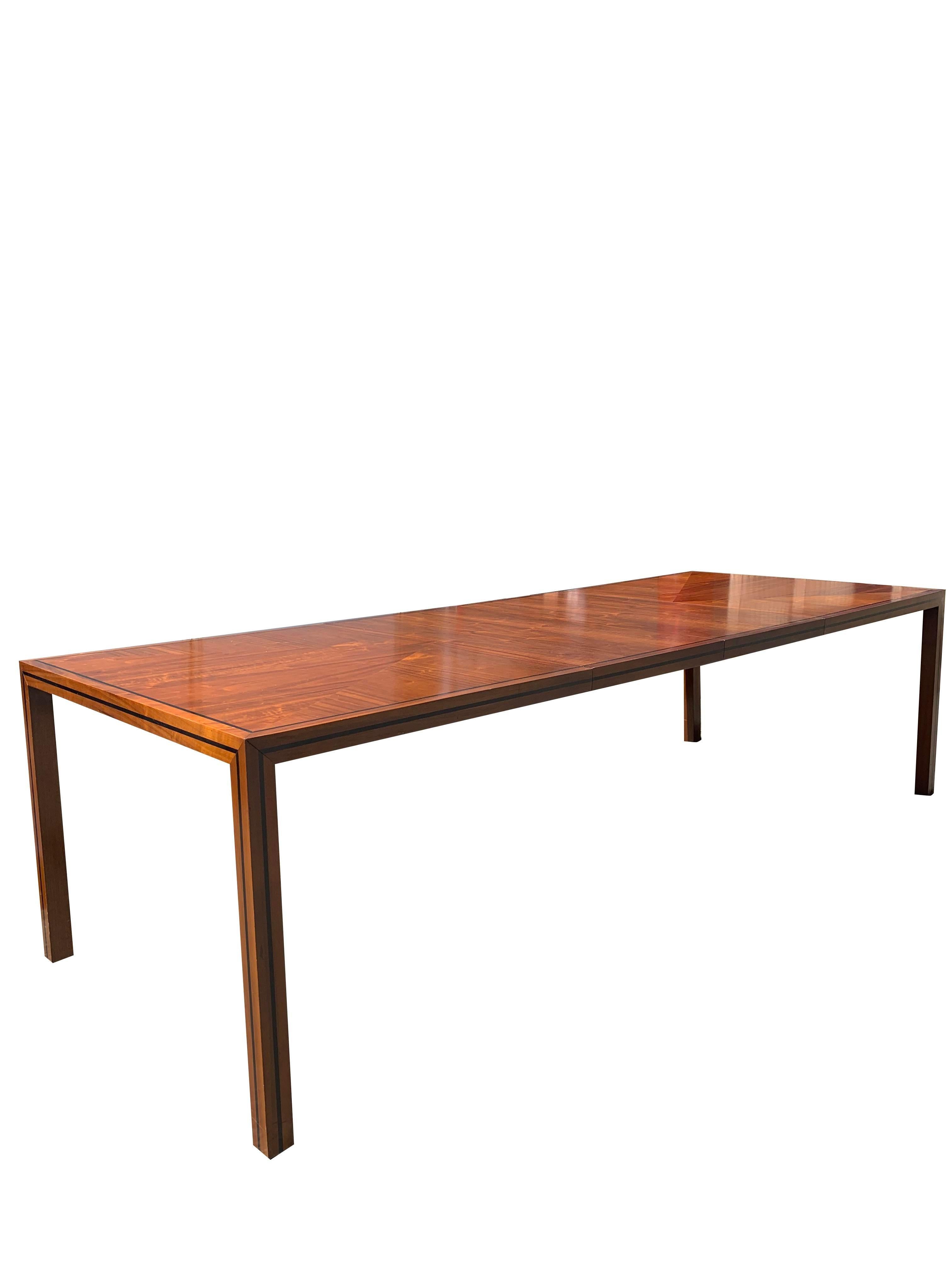 1960s Designer John Stuart Dining Table in Mid Century Modern With Two Leaves In Good Condition For Sale In Saddle River, NJ