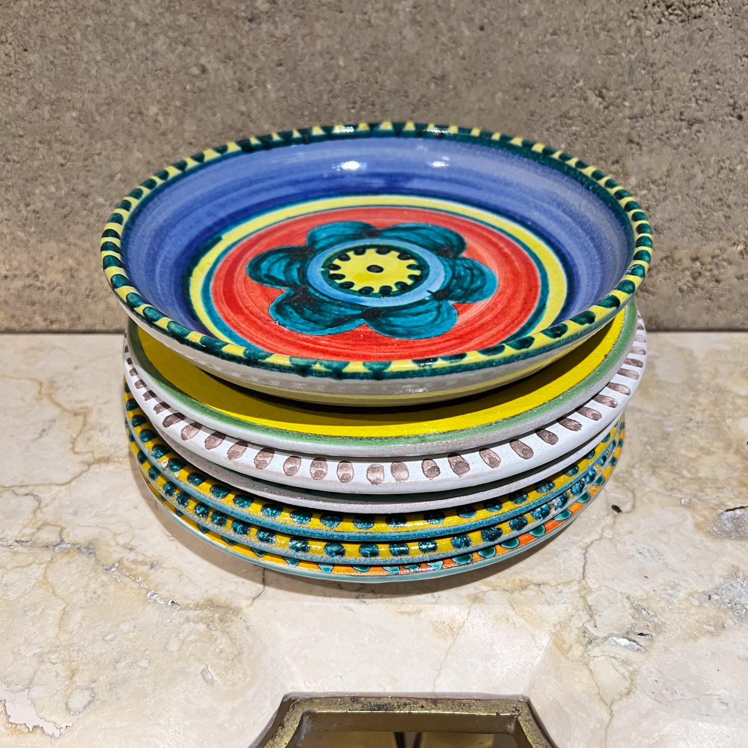 1960er Desimone Art Pottery Set Sieben verschiedene Teller Italien (Moderne der Mitte des Jahrhunderts) im Angebot