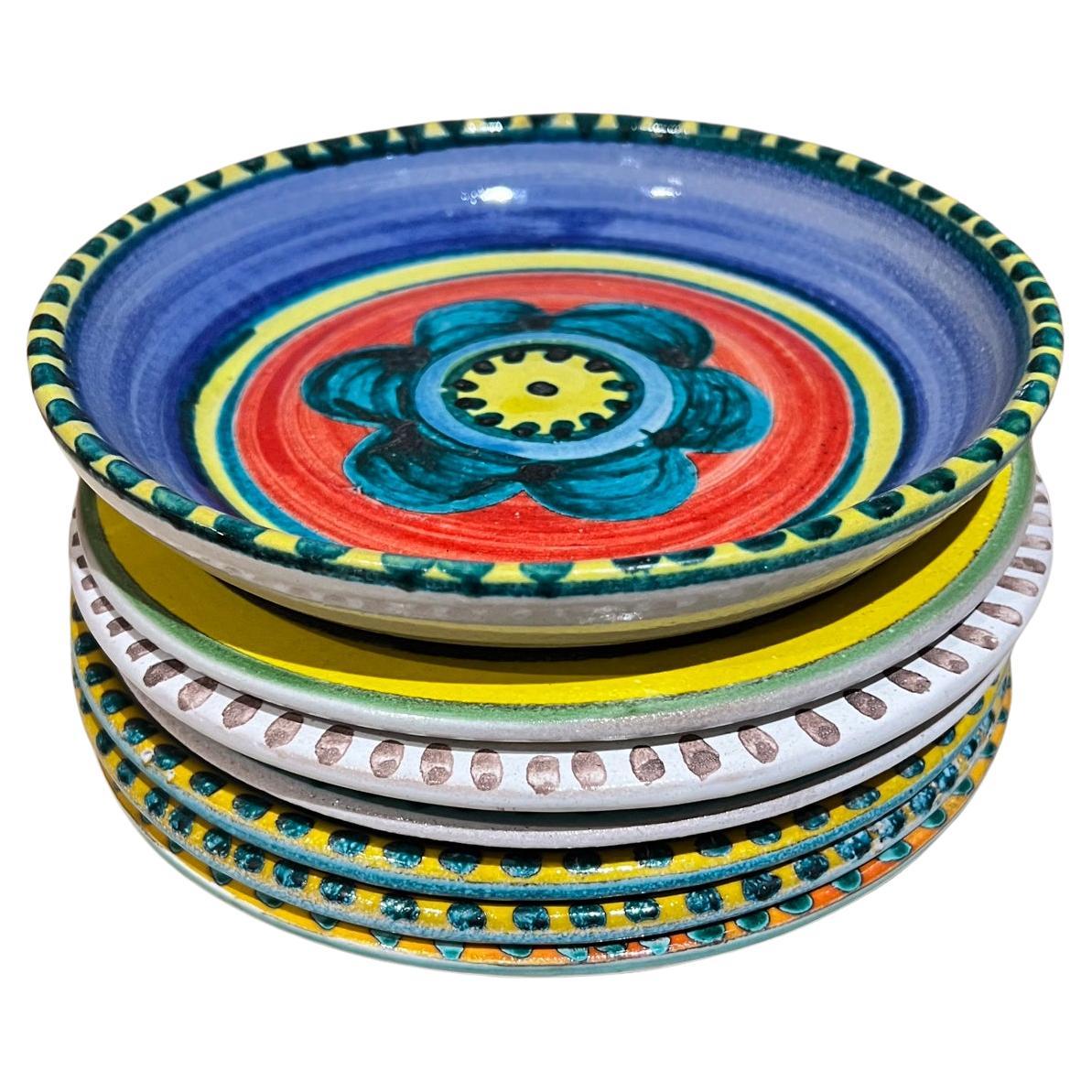 1960er Desimone Art Pottery Set Sieben verschiedene Teller Italien im Angebot