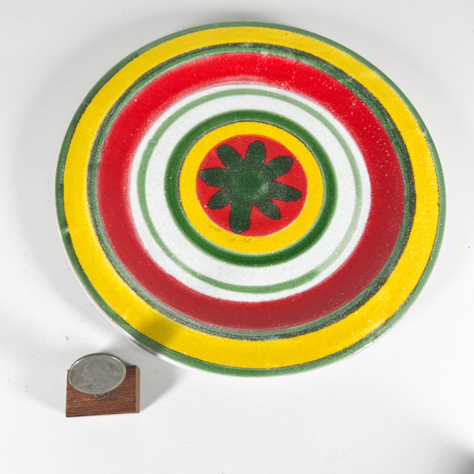 Mid-Century Modern Assiette d'art en céramique jaune, rouge et vert, peinte à la main, DeSimone, Italie, années 1960