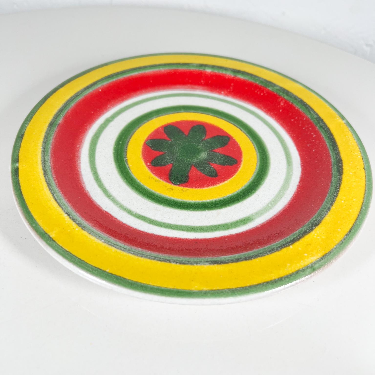 Milieu du XXe siècle Assiette d'art en céramique jaune, rouge et vert, peinte à la main, DeSimone, Italie, années 1960