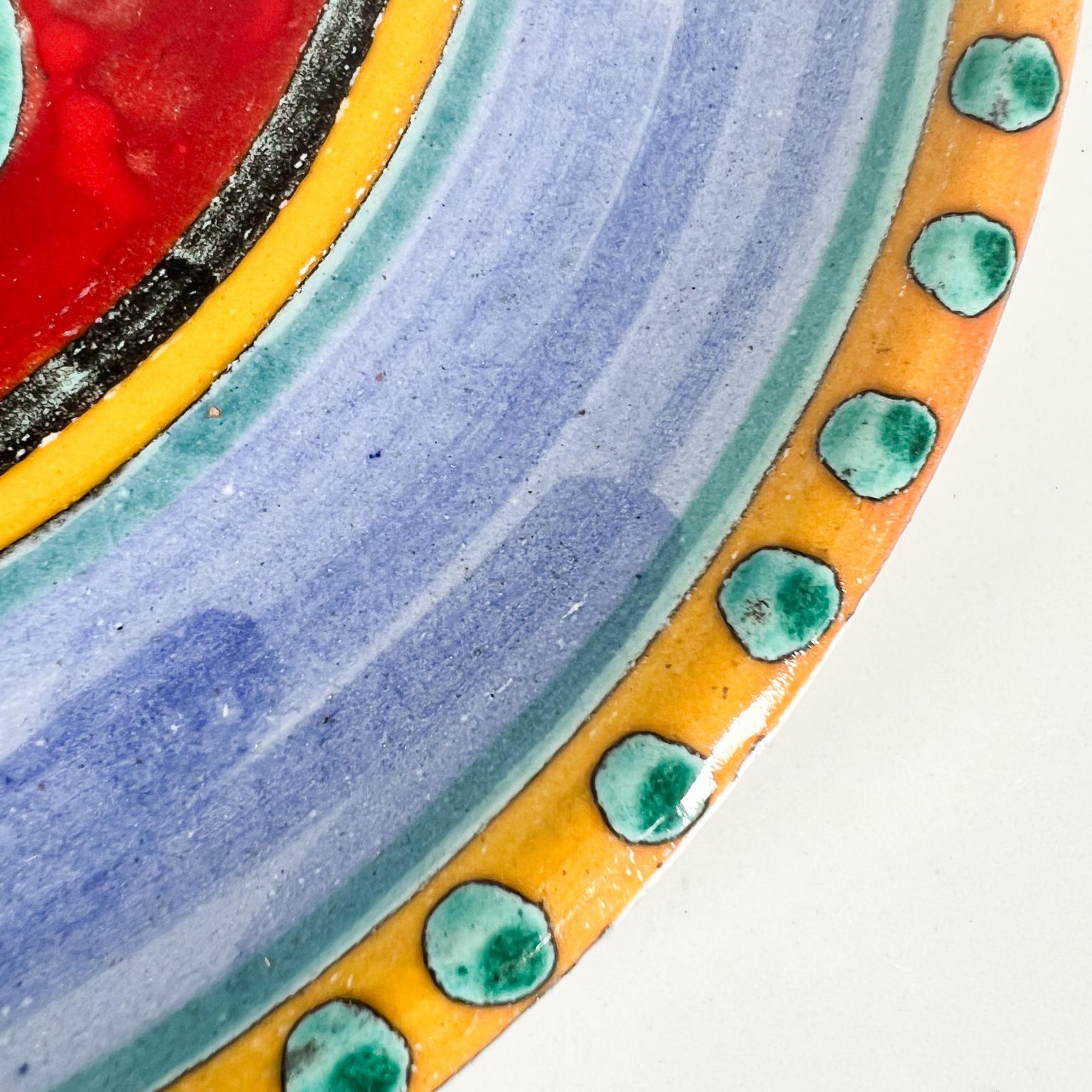 Assiette d'art colorée en céramique peinte à la main DeSimone of Italy des années 1960 Bon état à Chula Vista, CA