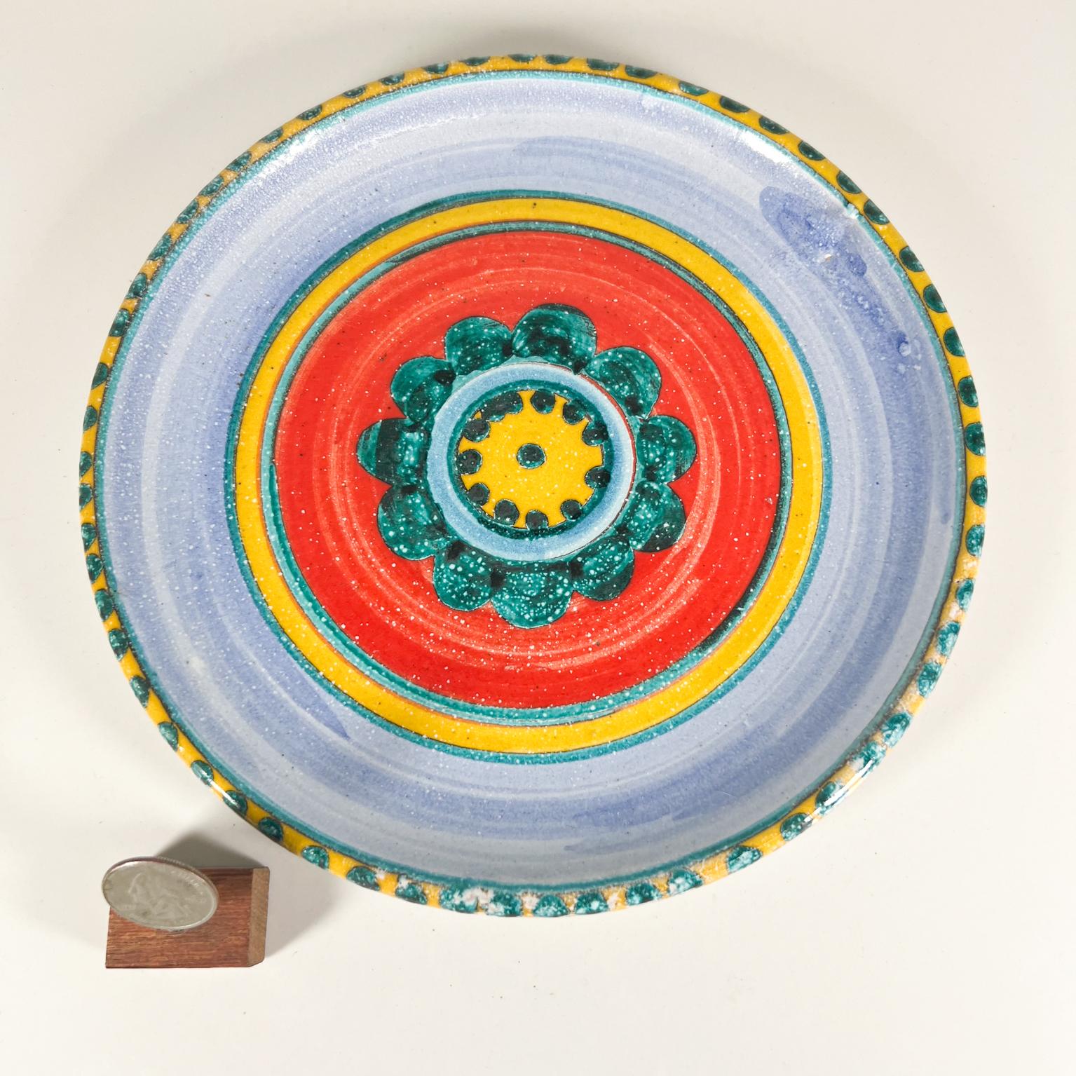 1960er Jahre DeSimone Töpferei Keramik Hand gemalt Kunst Teller aus Italien (Moderne der Mitte des Jahrhunderts)