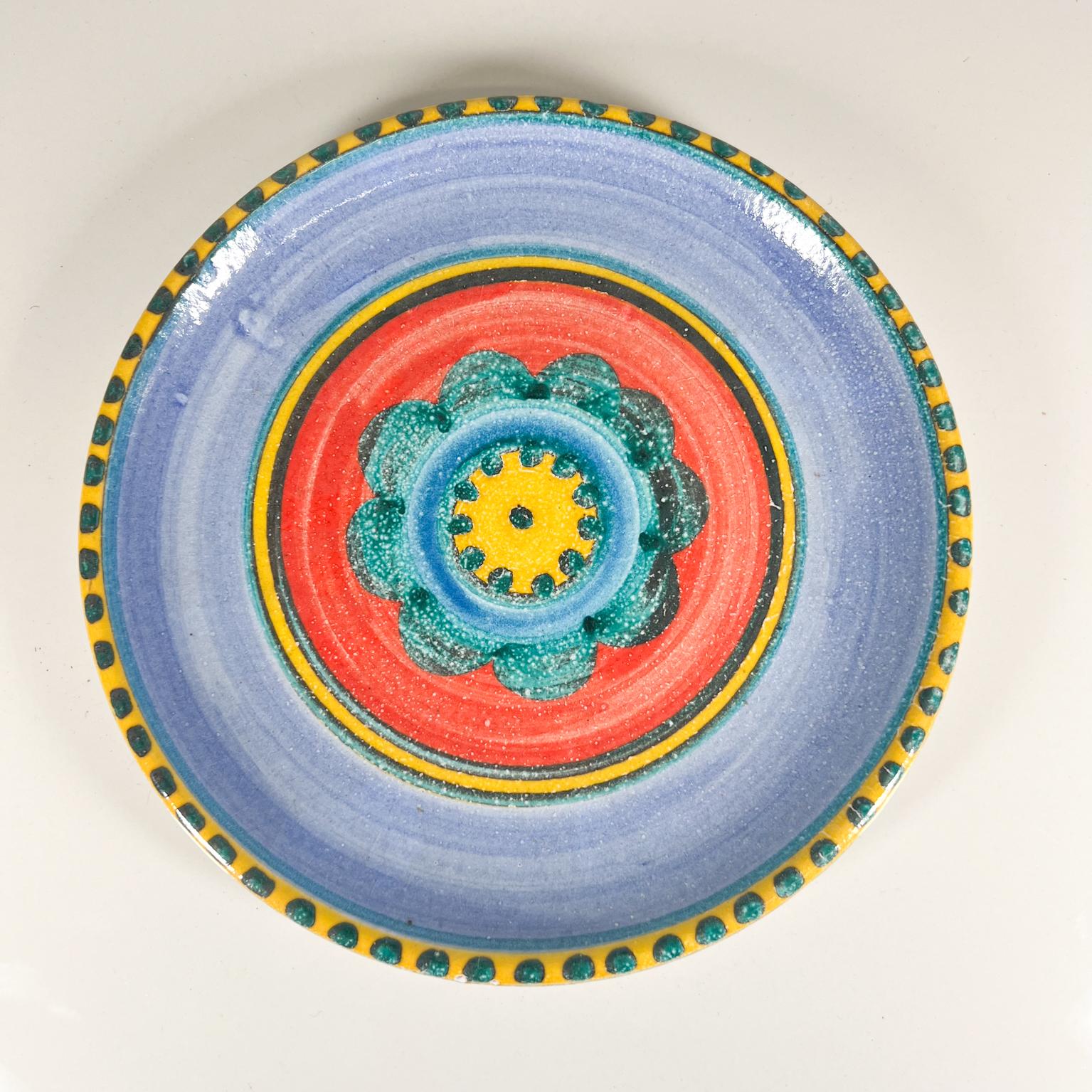 Mid-Century Modern Assiette d'art en céramique colorée avec fleur peinte à la main, DeSimone Pottery of Italy, années 1960