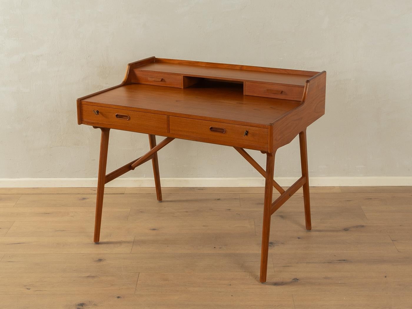 Classic freestanding desk, model 65, by Arne Wahl Iversen for Vinde Møbelfabrik. Corpus in teak veneer with four drawers and long legs.

Quality Features:

    accomplished design: perfect proportions and visible attention to detail
    high-quality