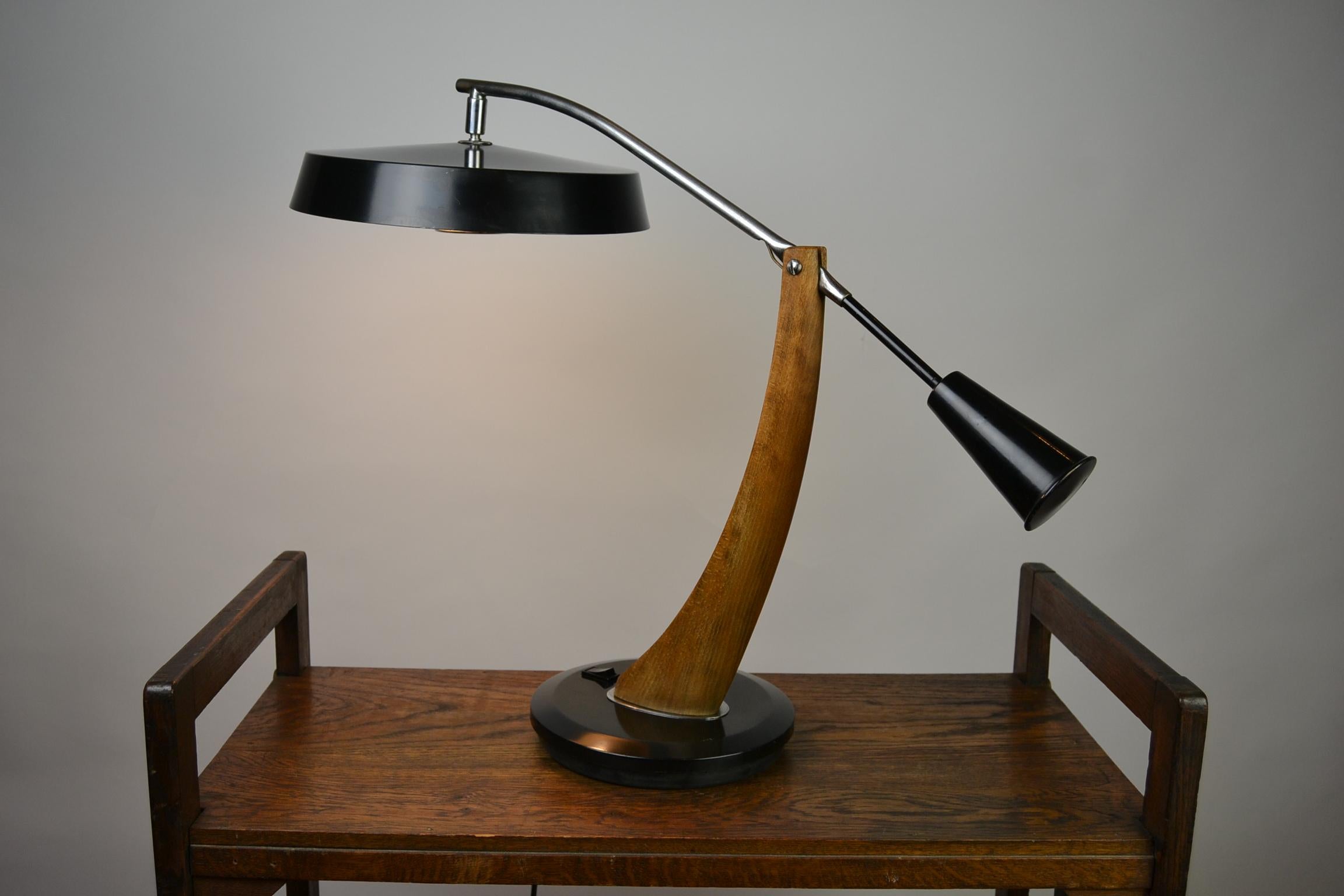 1960s desk lamp by Fase Madrid, Spain.
This Mid-20th century desk lamp, table lamp is made of black lacquered metal and wood ,
and called the 'presidente model'.
This vintage lighting can be rotated around on his base and the shade can be put in