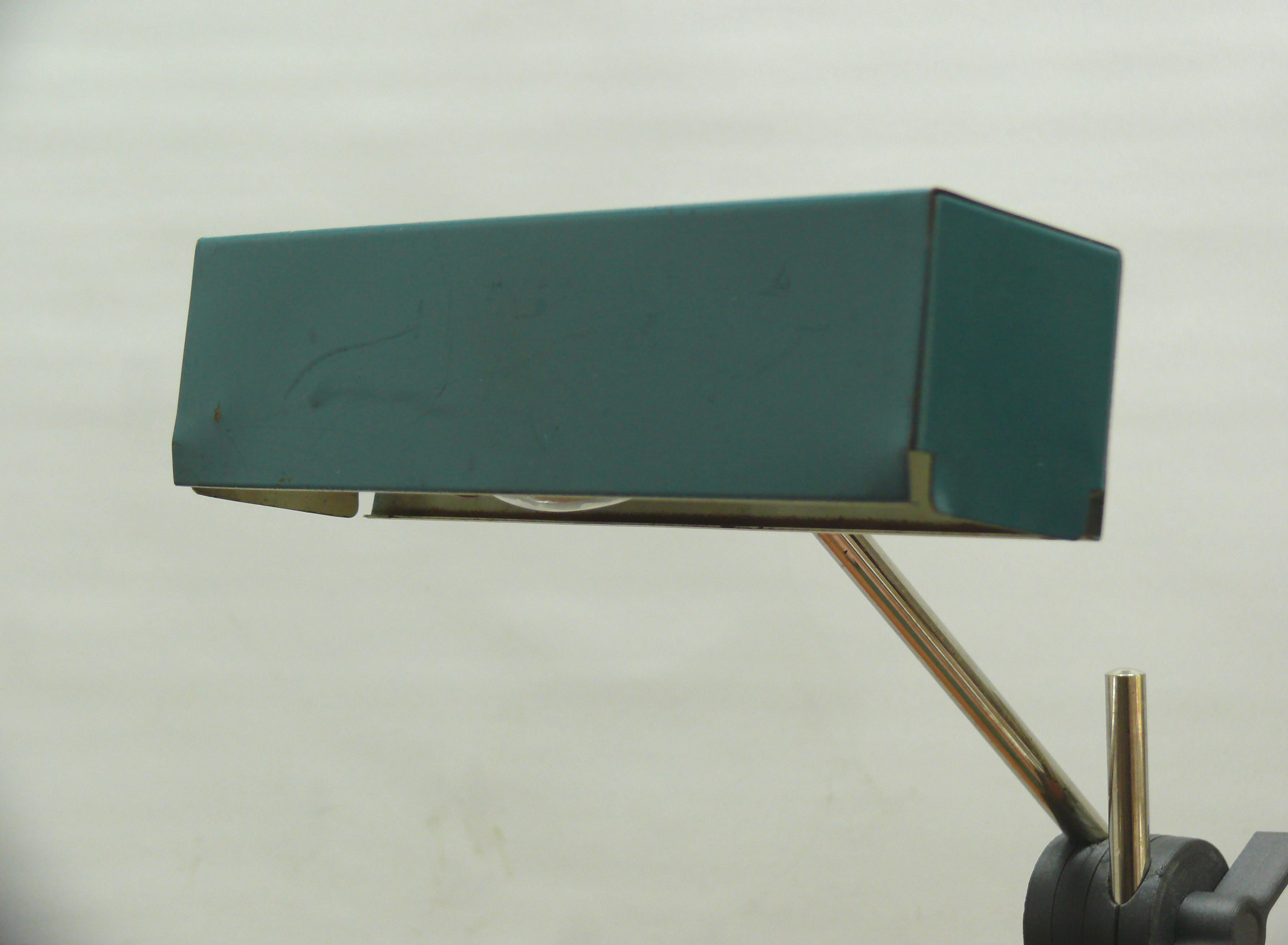 Un classique du design minimaliste des années 1960 et 1970 : Lampe de table/piano de Leclaire & Schäfer, Neheim, Allemagne de l'Ouest, Type 5923/1

La tête de lampe cubique est faite de tôle laquée verte avec des perforations sur le dessus et un