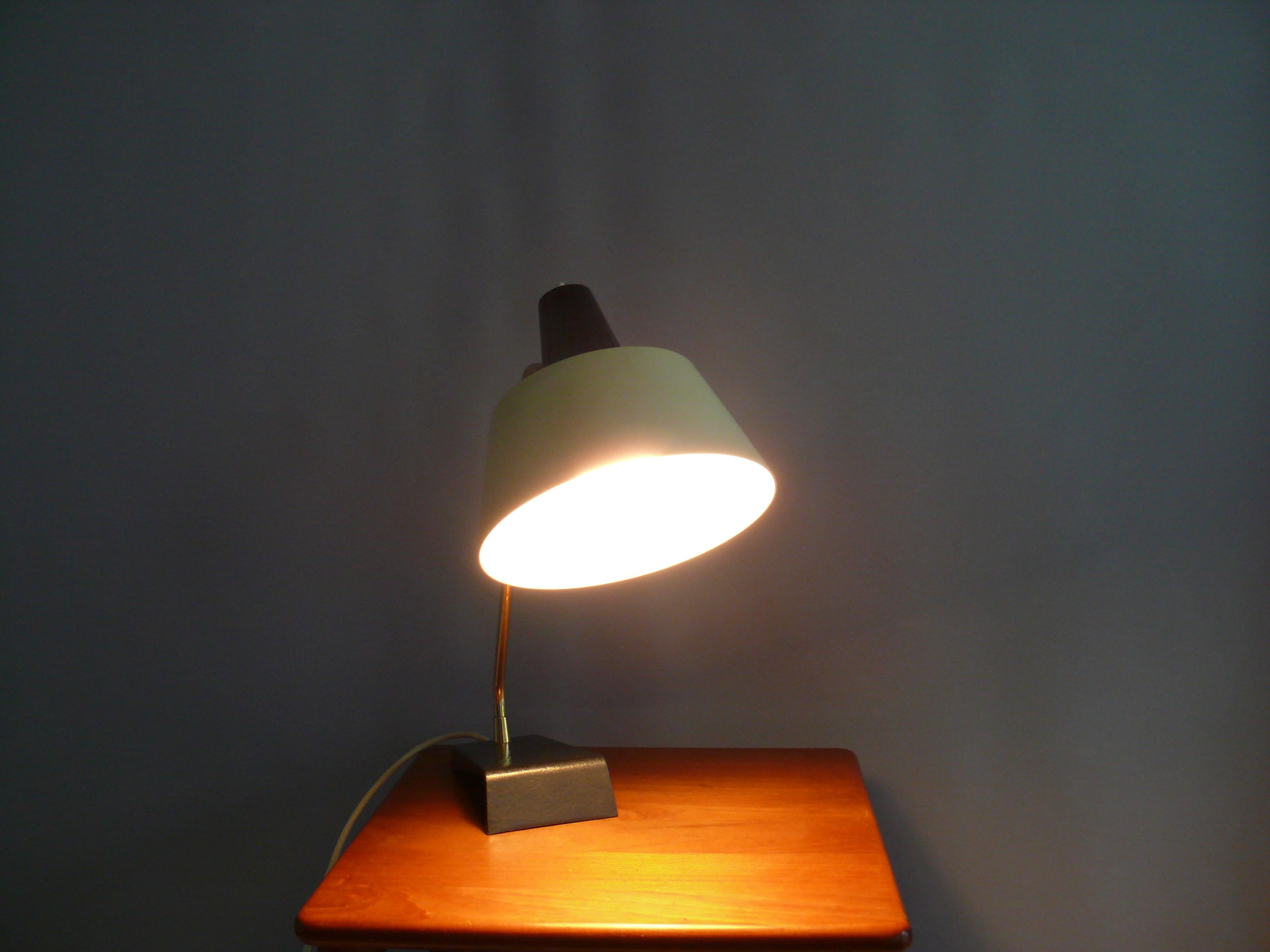 Allemand Lampe de bureau des années 1960 fabriquée par Kaiser Leuchten - Allemagne en vente