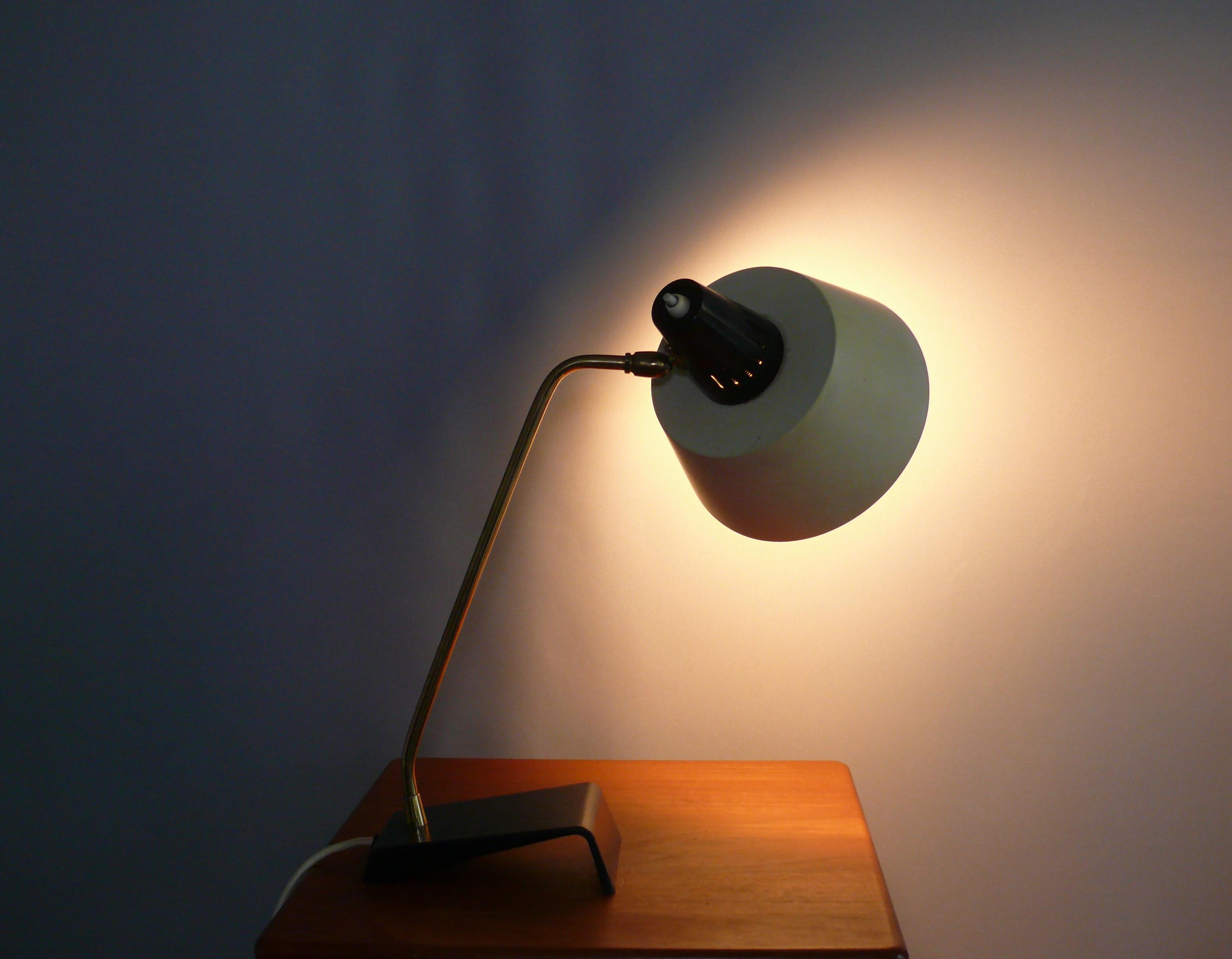 Milieu du XXe siècle Lampe de bureau des années 1960 fabriquée par Kaiser Leuchten - Allemagne en vente