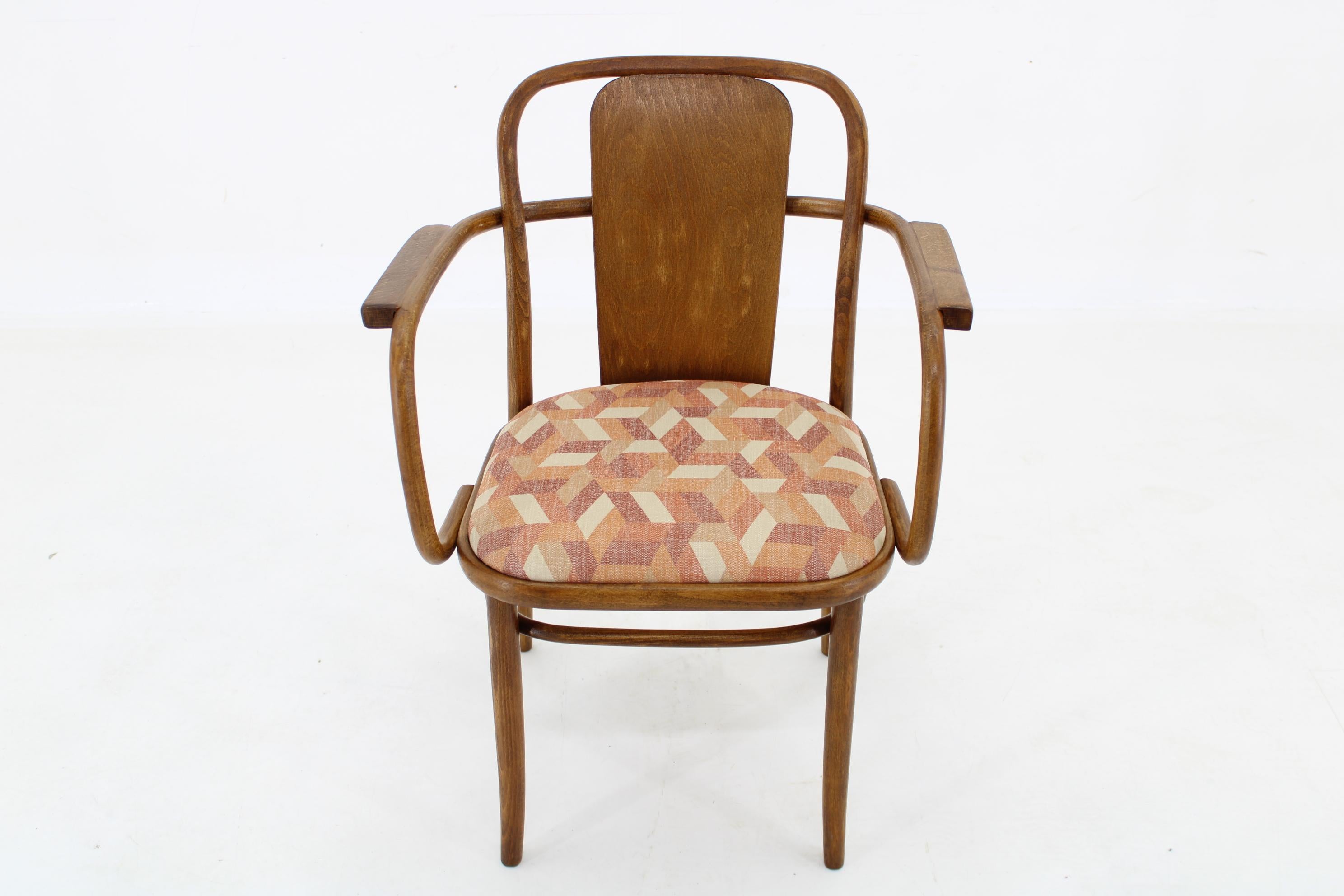 - Carefully refurbished
- Newly upholstered
- beech wood 
- armrests Dimension: 44 cm