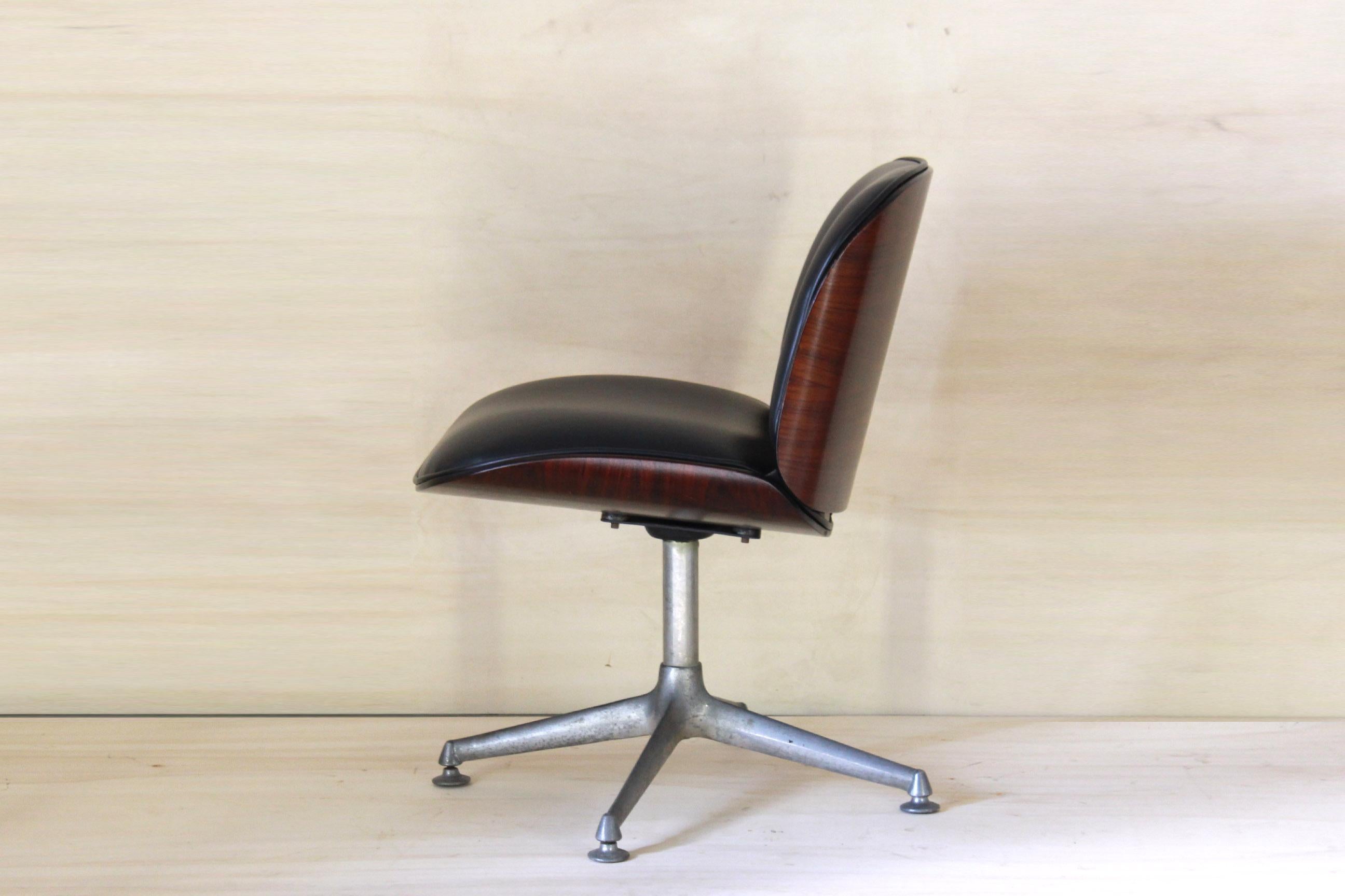 Mid-Century Modern 1960s Vintage black Leather Armchair.  Ico Parisi for Mim Roma