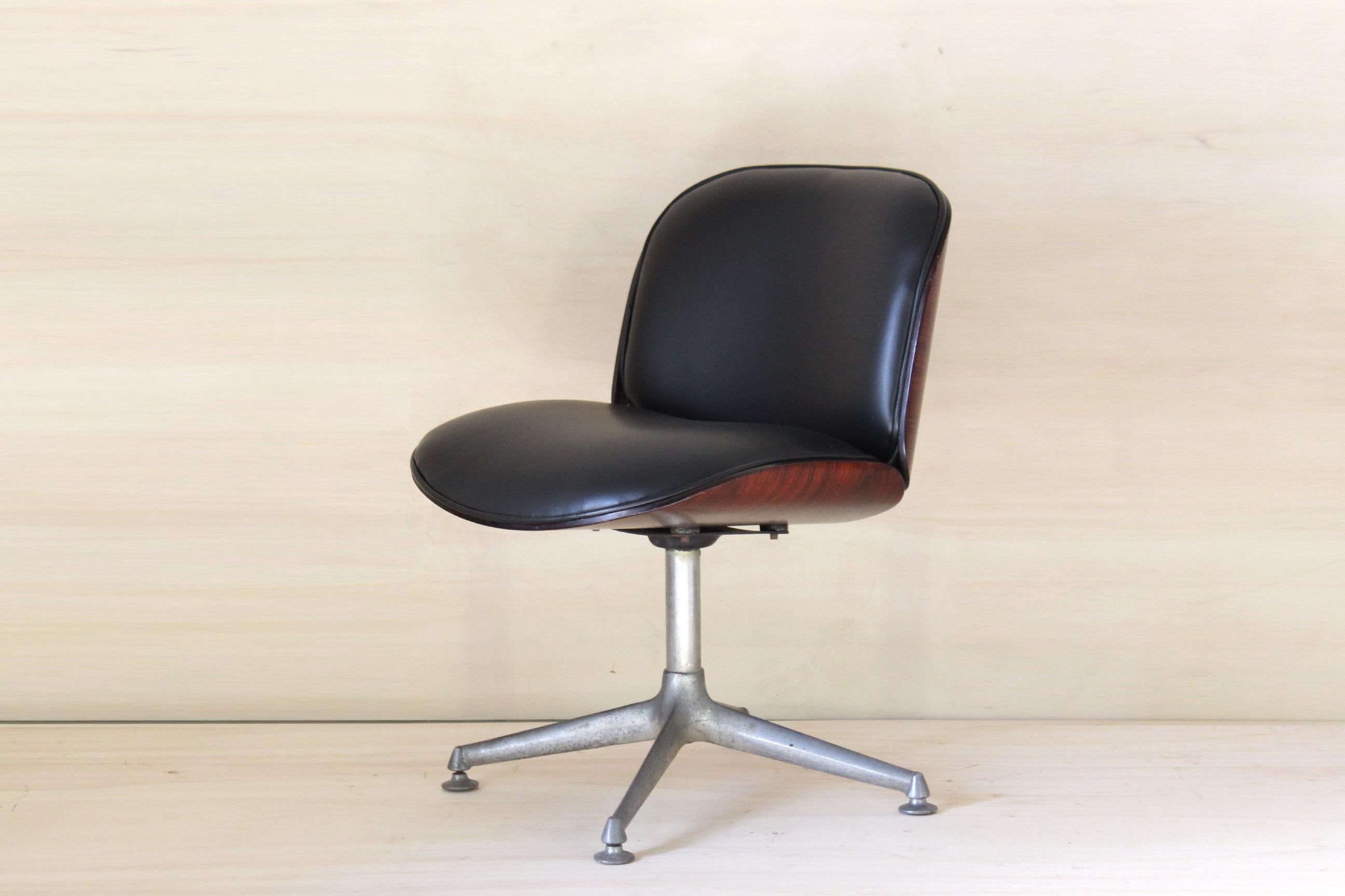 Italian 1960s Vintage black Leather Armchair.  Ico Parisi for Mim Roma