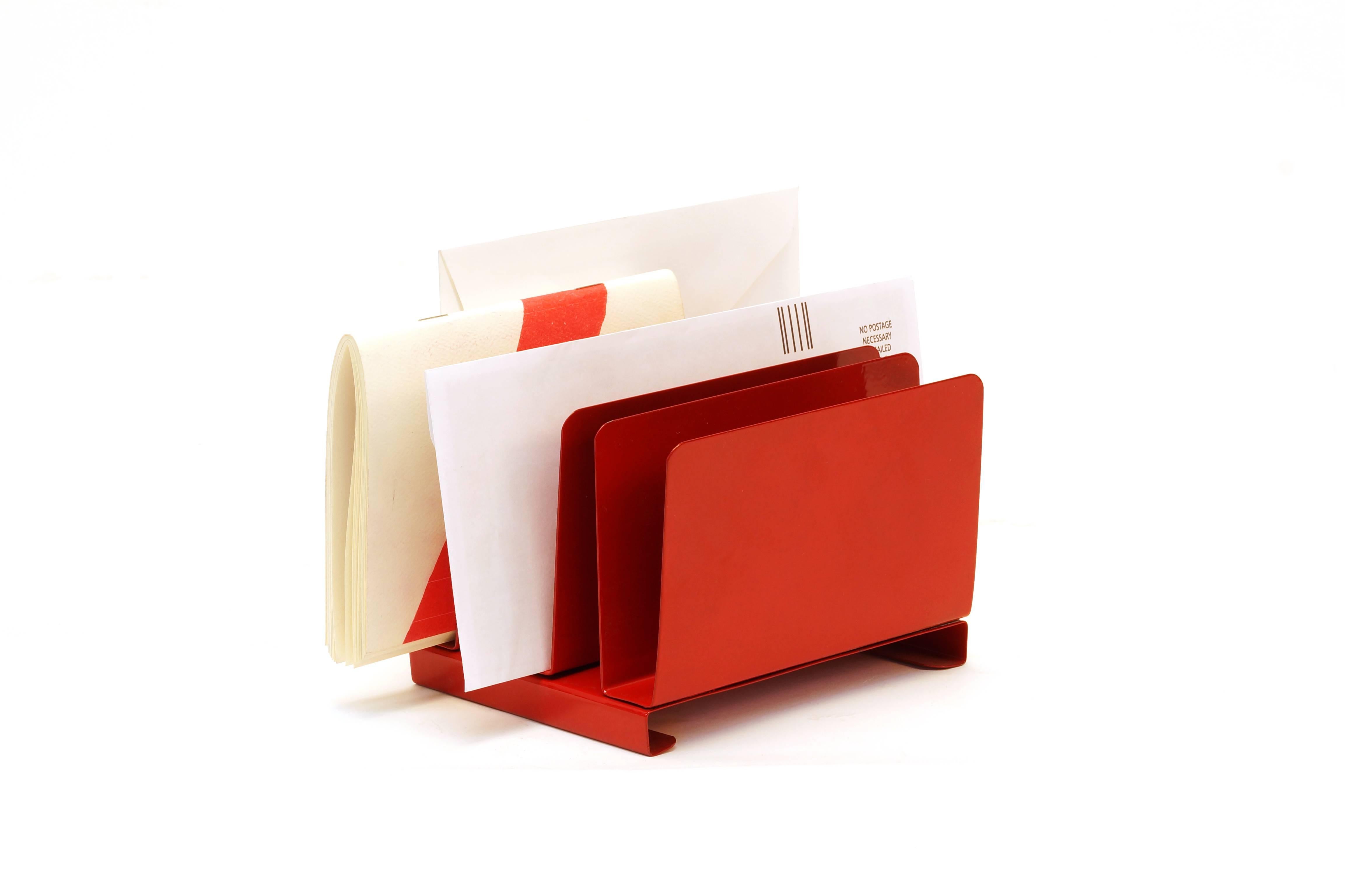 Very cool memo, mail or file holder from the 1960s. Vintage steel refinished in ruby red. Great retro/ Minimalist shape.

Dimensions: 4.75