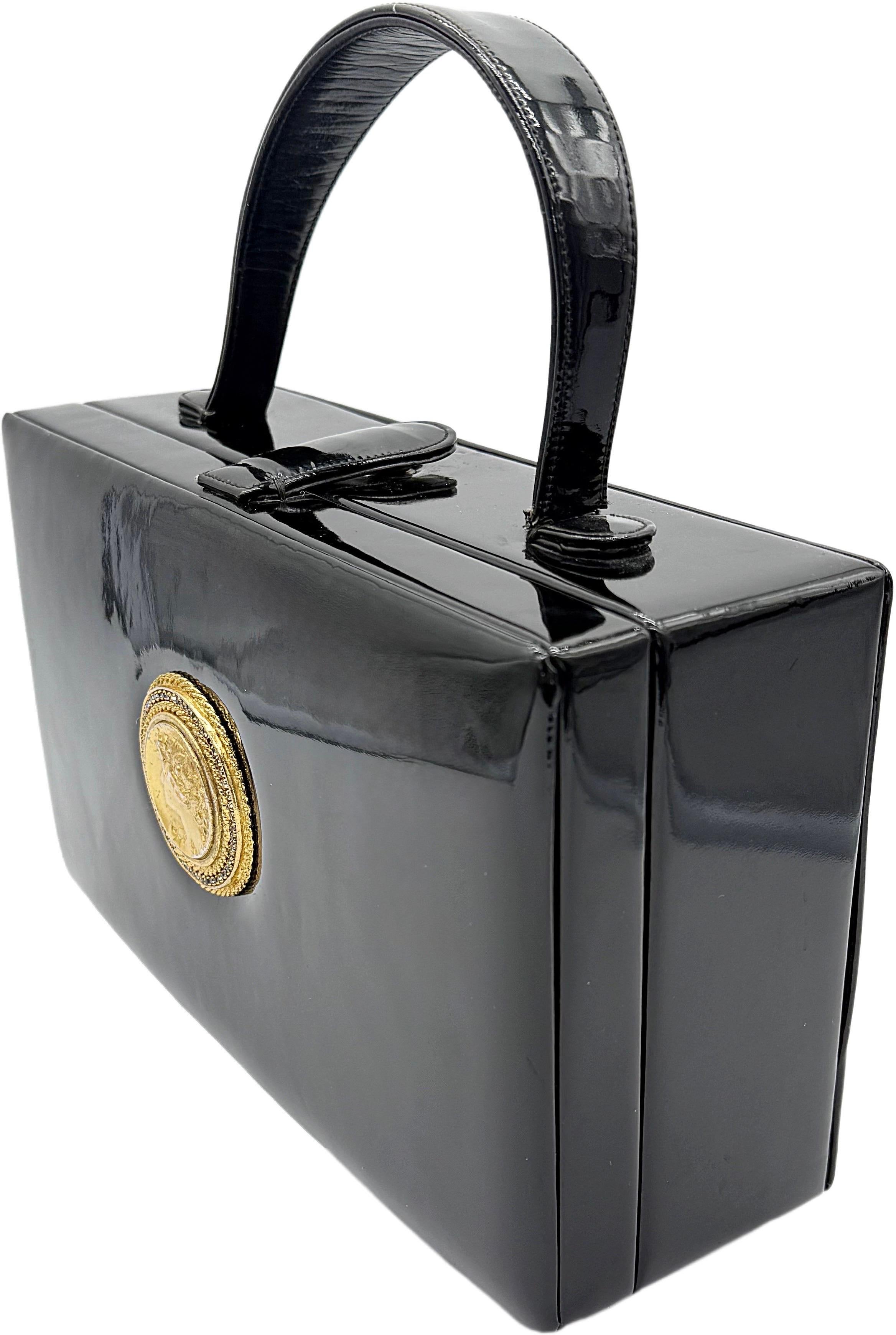 Noir 1960s DEUTZ Black Patent Leather Top Handle Box Bag w/ Coin Medallion Mirror 60s en vente