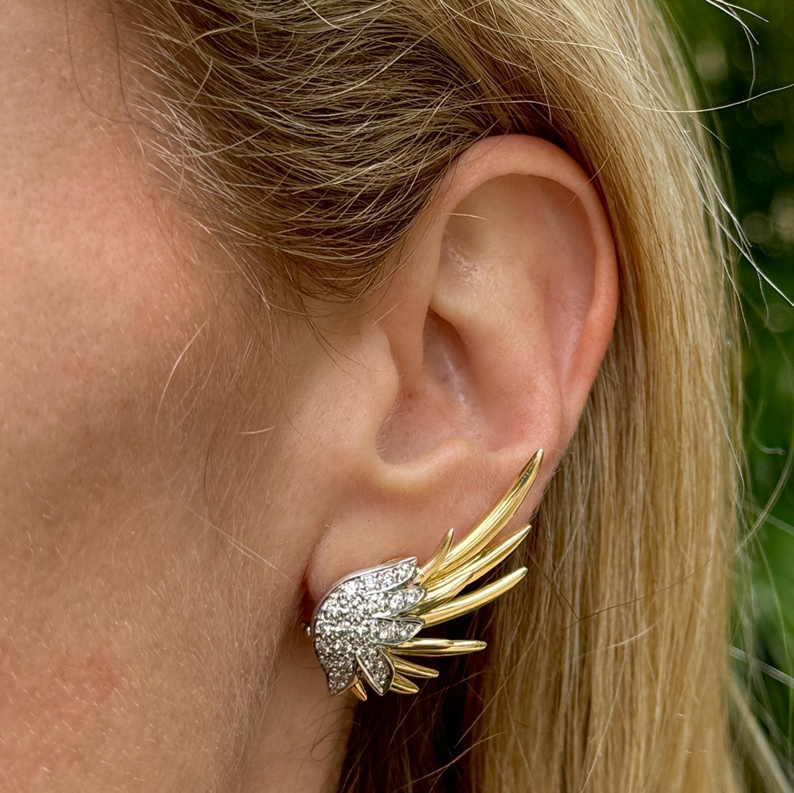 1960er Jahre Diamant-Ohrringe aus 18 Karat zweifarbigem Gold mit Klappbrisur aus Diamanten (Rundschliff) im Angebot