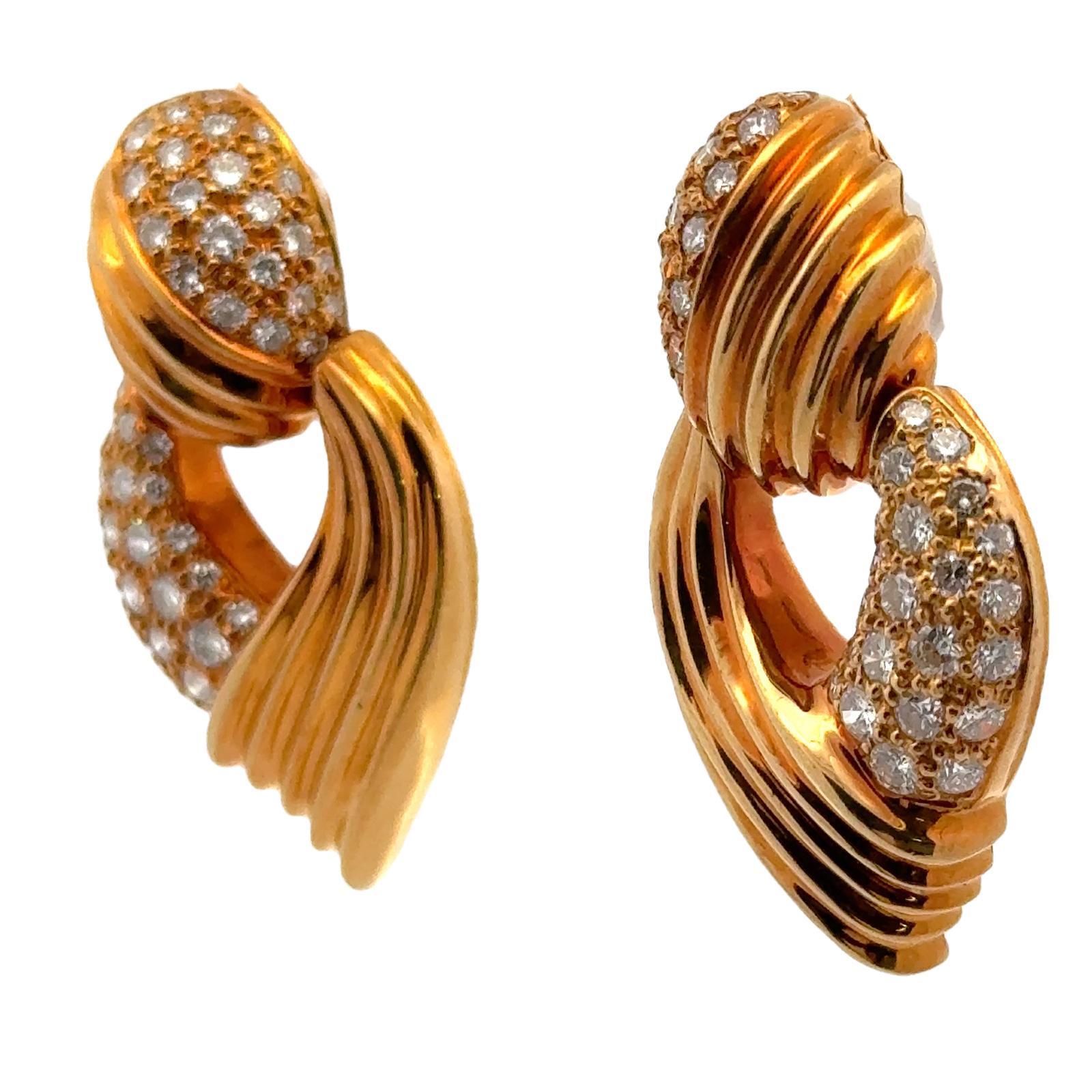 1960er Jahre Diamant 18 Karat Gelbgold Türklopfer-Ohrringe mit Klappverschluss Vintage (Zeitgenössisch) im Angebot