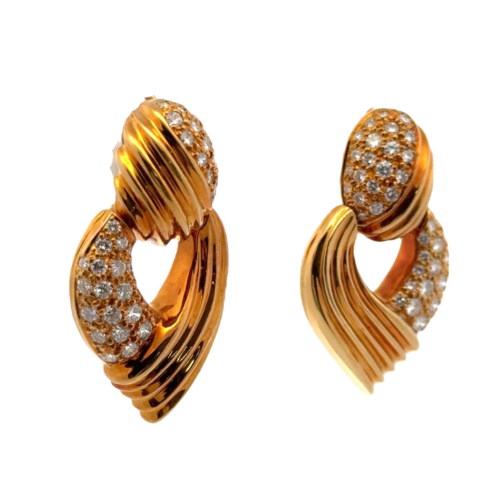 1960er Jahre Diamant 18 Karat Gelbgold Türklopfer-Ohrringe mit Klappverschluss Vintage (Rundschliff) im Angebot