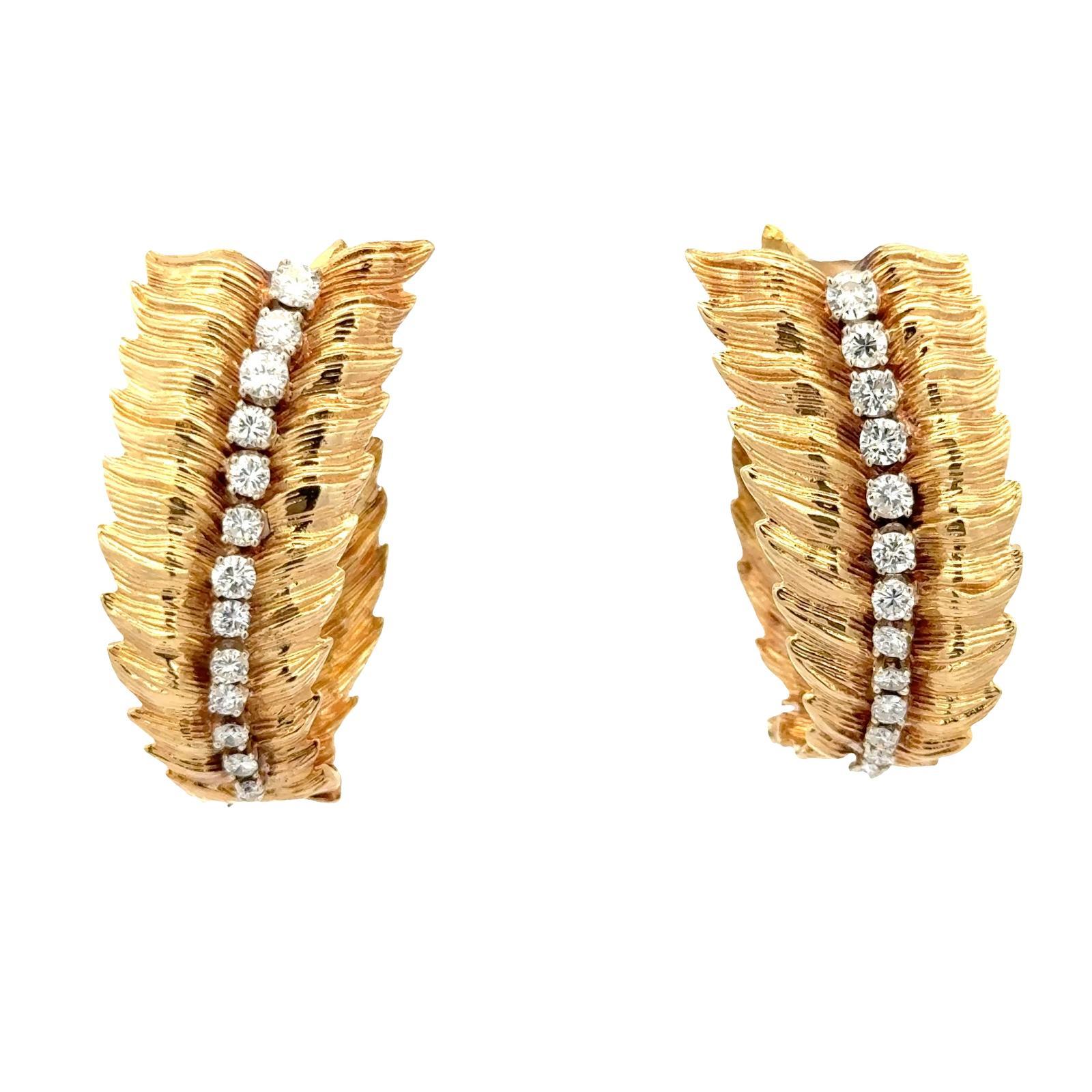 Pendientes Hoja de Diamante Alargada de Oro Amarillo de 18 Kilates de la década de 1960, con un elegante diseño inspirado en la naturaleza. Cada pendiente tiene una elegante forma de hoja acentuada por una fila central de 26 diamantes redondos talla