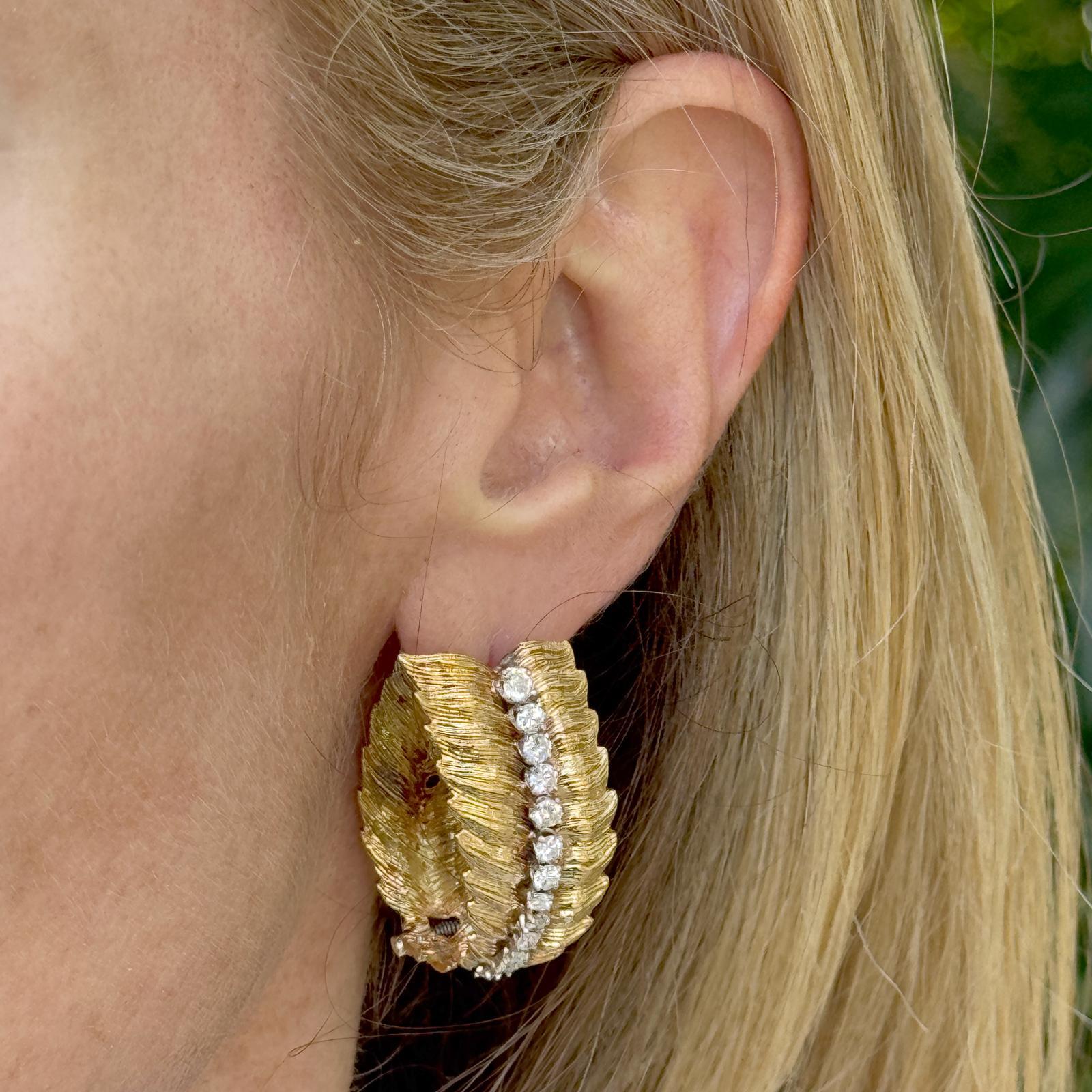 Pendientes vintage de oro amarillo de 18 quilates con diamantes de los años 60 Hoja alargada Contemporáneo en venta