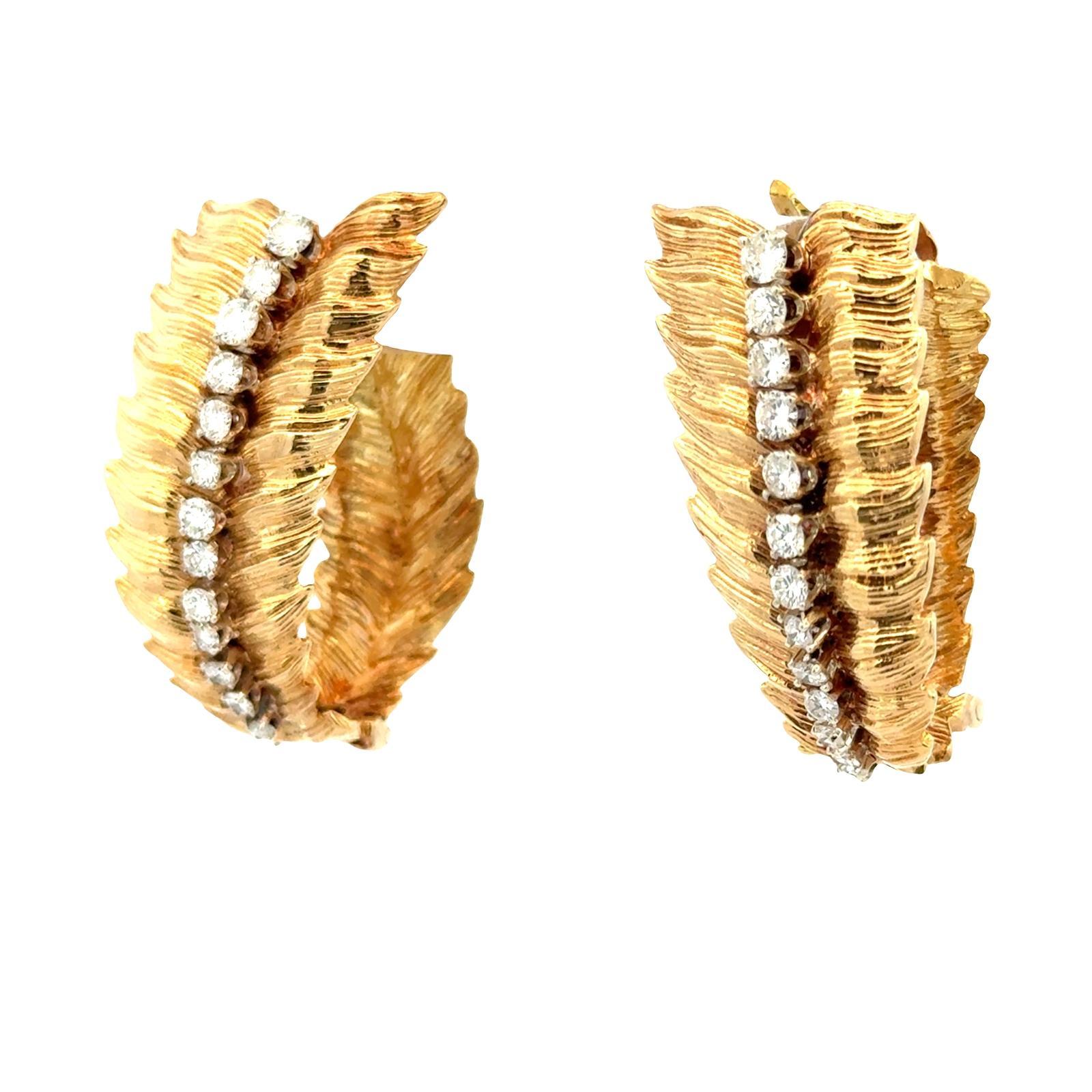 Pendientes vintage de oro amarillo de 18 quilates con diamantes de los años 60 Hoja alargada Corte brillante en venta