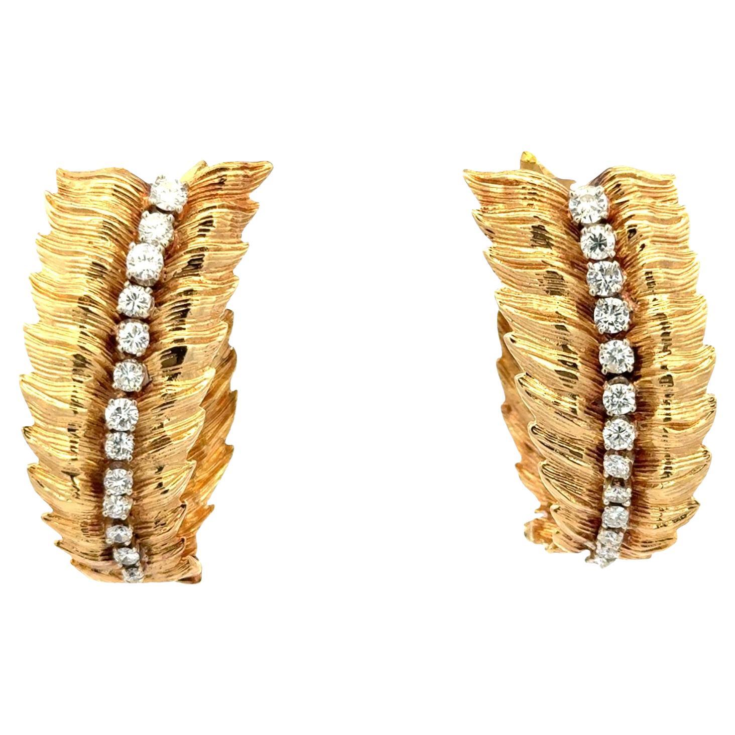 Pendientes vintage de oro amarillo de 18 quilates con diamantes de los años 60 Hoja alargada en venta