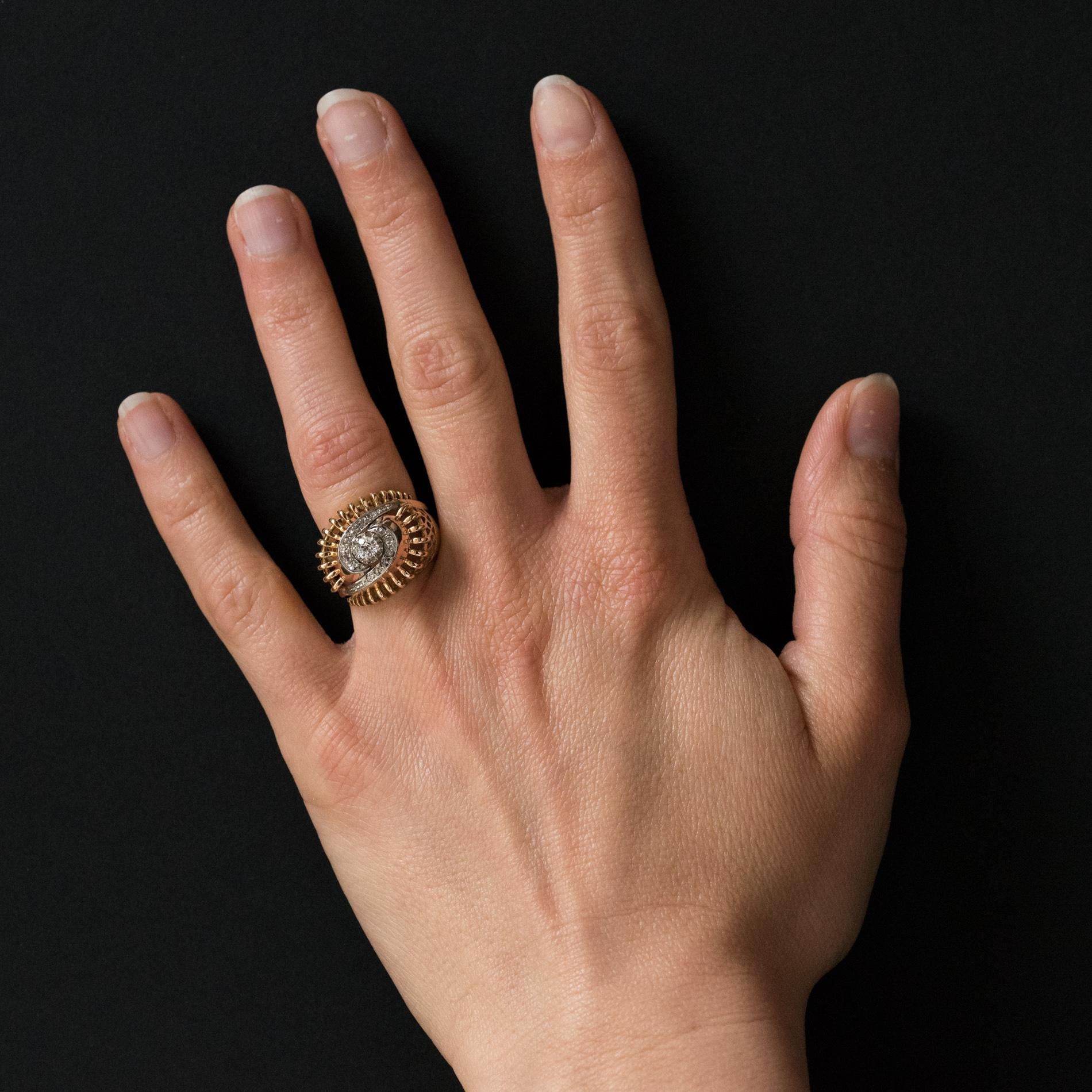 Anello in oro giallo 18 carati, marchio di fabbrica con testa d'aquila e testa di cane.
Anello d'epoca, ha un diamante antico con taglio a brillante incastonato in un vortice di diamanti antichi con taglio a brillante, il tutto su una decorazione