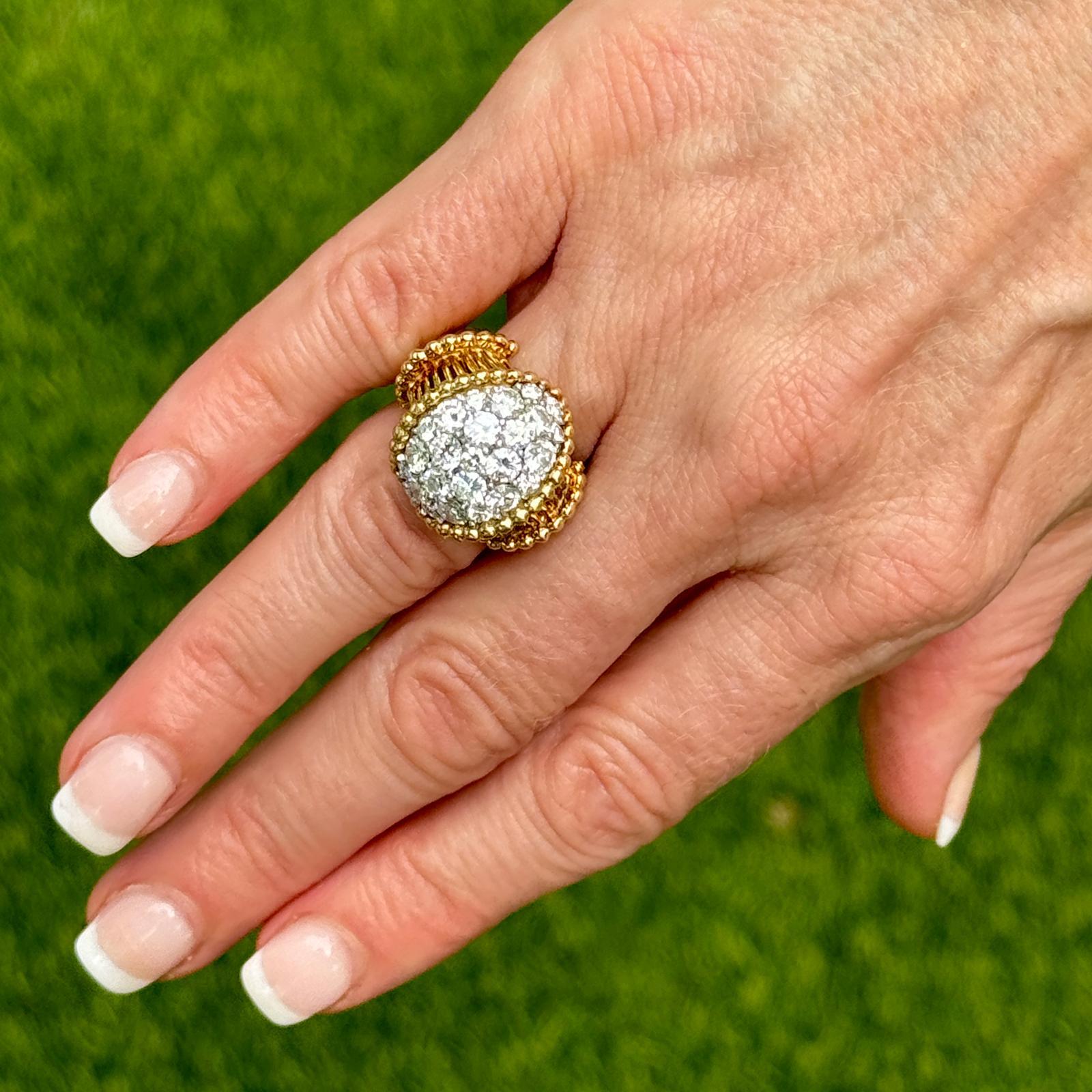 Dieser exquisite Cocktailring des Designers George Schuler aus den 1960er Jahren präsentiert 24 runde Brillanten in einer auffälligen Fassung aus 18 Karat Gelbgold. Die Diamanten, die für ihre außergewöhnliche Brillanz und ihr Feuer bekannt sind,