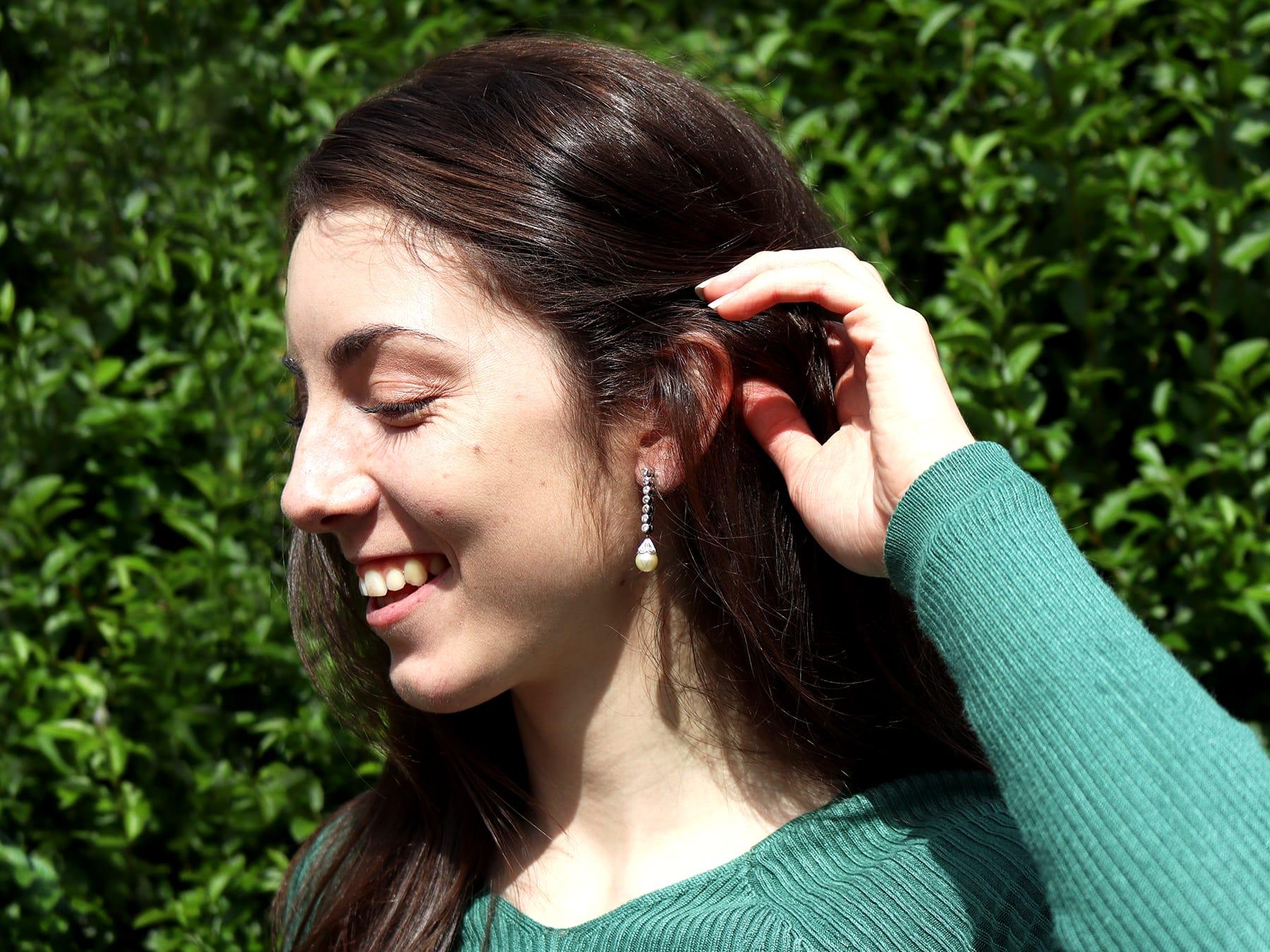 Boucles d'oreilles en goutte en platine avec diamants et perles de culture des années 1960 en vente 5