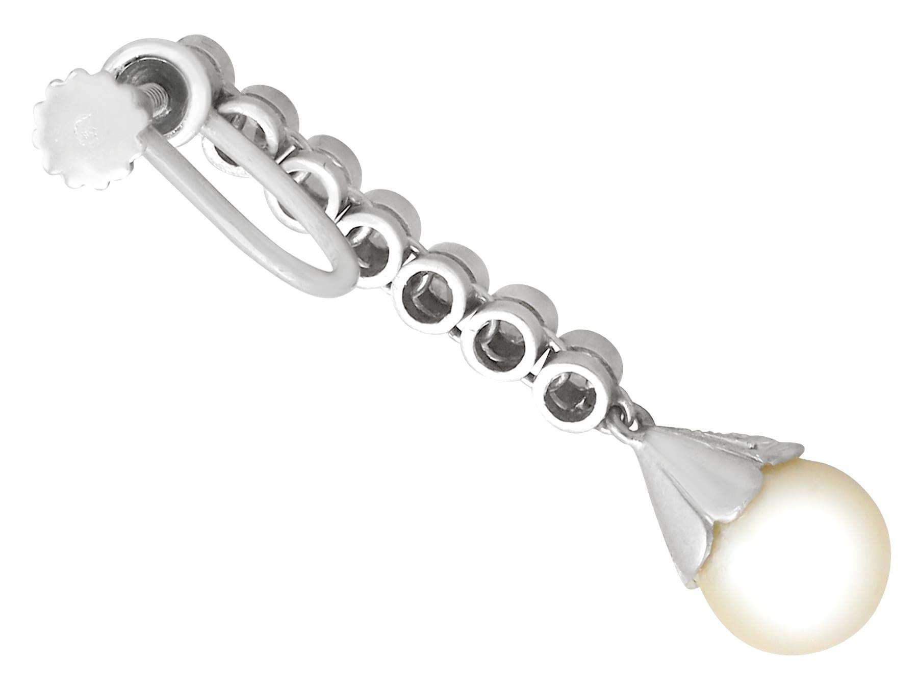 Boucles d'oreilles en goutte en platine avec diamants et perles de culture des années 1960 en vente 2