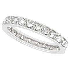 Anillo de compromiso de eternidad de diamantes y oro blanco de los años 60