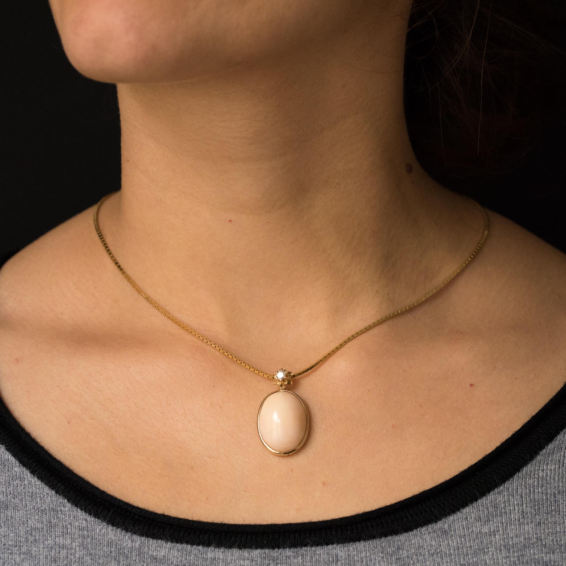 Pendant in 14 karats yellow gold pendant, shell hallmark.
Oval shaped, this elegant retro pendant is set with a cabochon of pink coral said 