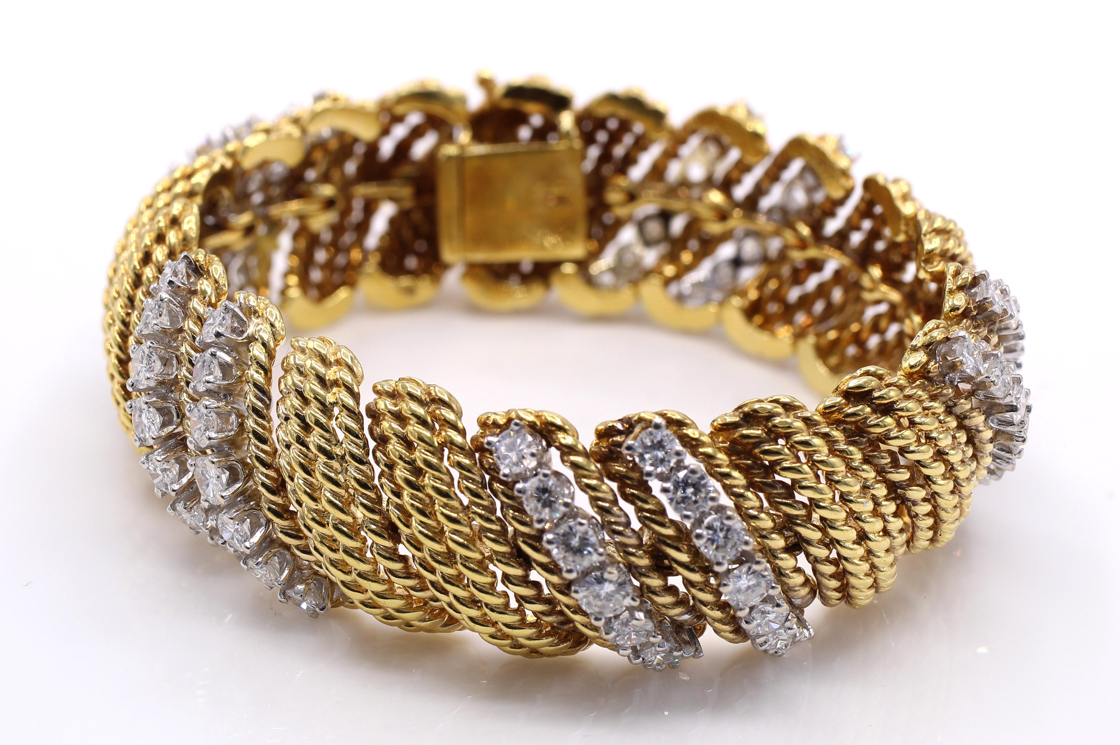 1960er Jahre Bombe-Armband aus geflochtenem 18 Karat Gold mit Diamanten (Rundschliff) im Angebot