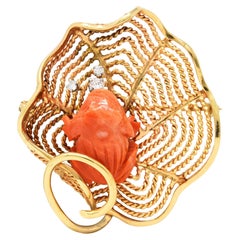 Broche pendentif grenouille vintage en or bicolore 14 carats avec diamants et corail sculpté, années 1960