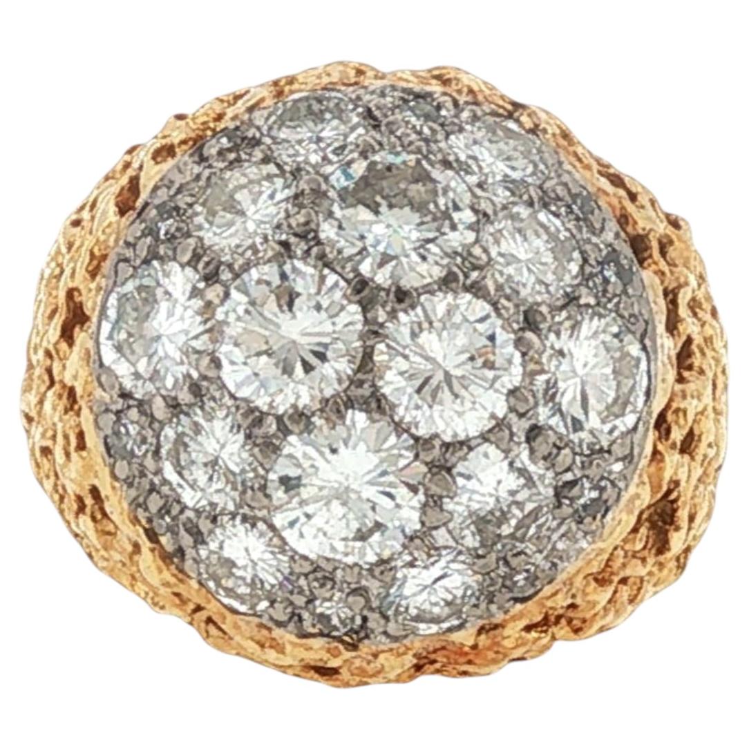 Vintage-Ring aus 18 Karat Gelbgold mit Nuggetstruktur und Diamantcluster aus den 1960er Jahren