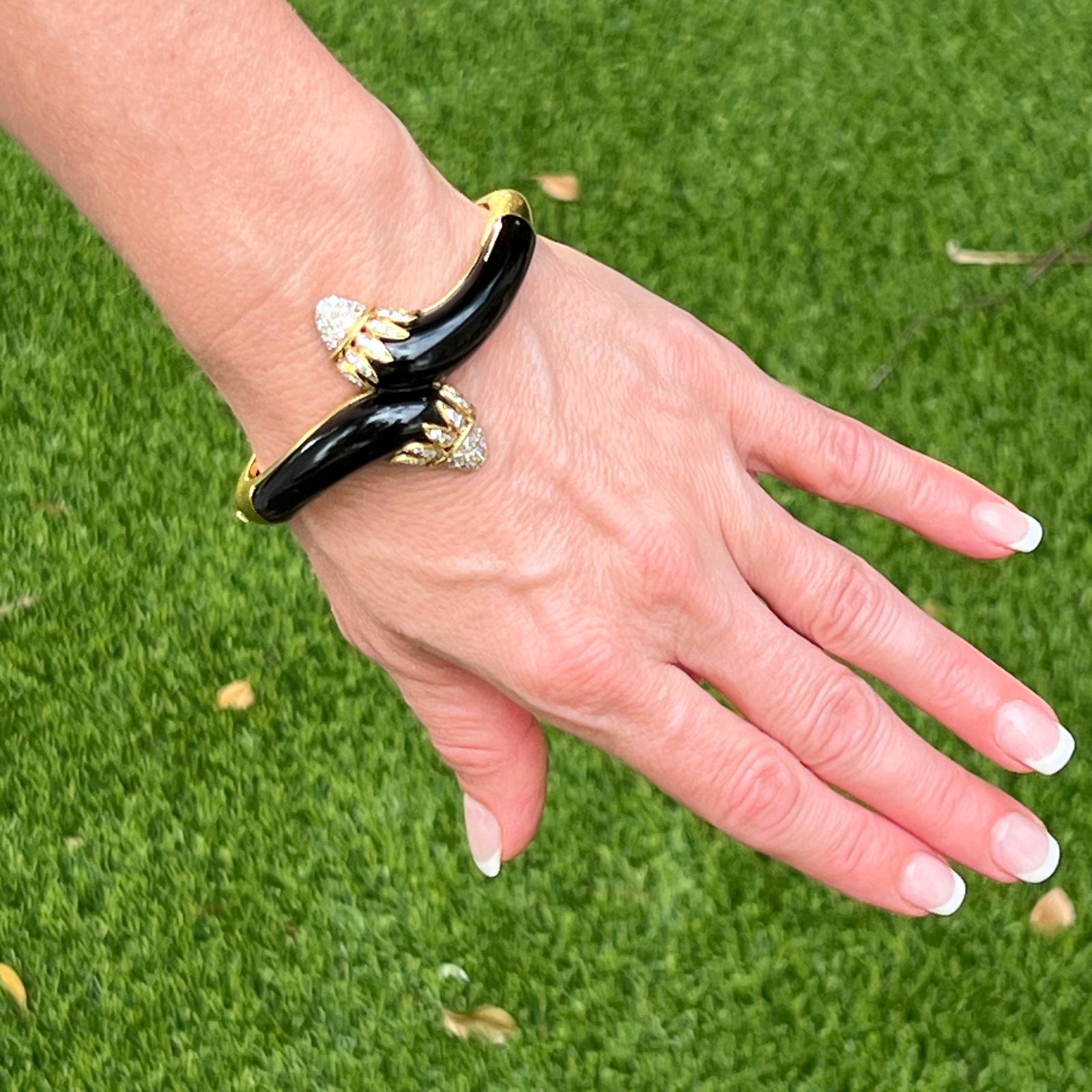 Bracelet bangle cannelé contemporain en diamant et onyx façonné en or jaune 18 carats. Le bracelet à charnière unique présente des embouts sertis de diamants ronds de taille brillant d'un poids total d'environ 1,15 carat et d'une couleur G-H et