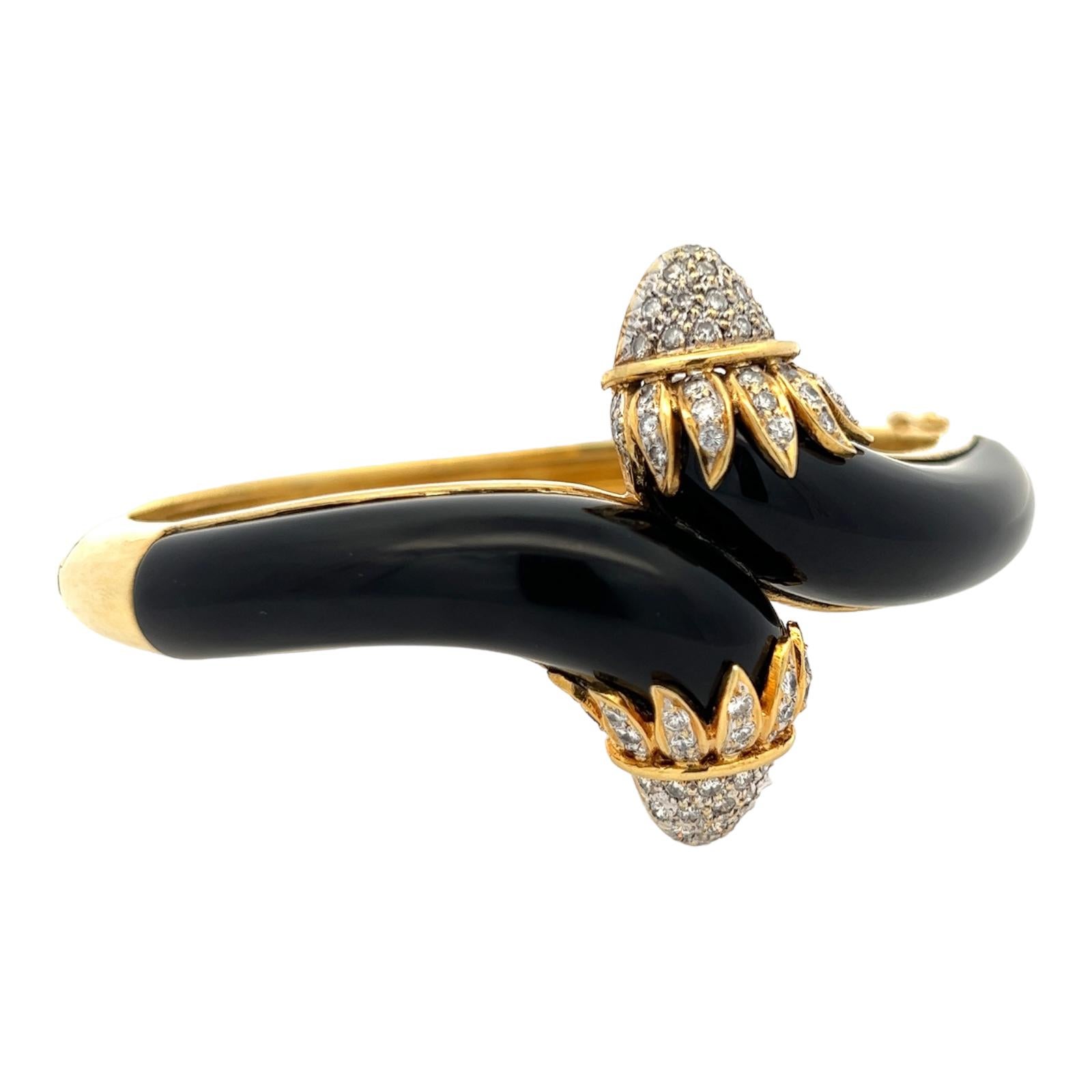 Retro 1960s Diamond Onyx 18 Karat Yellow Gold Estate Hinged Bangle Bracelet For Sale