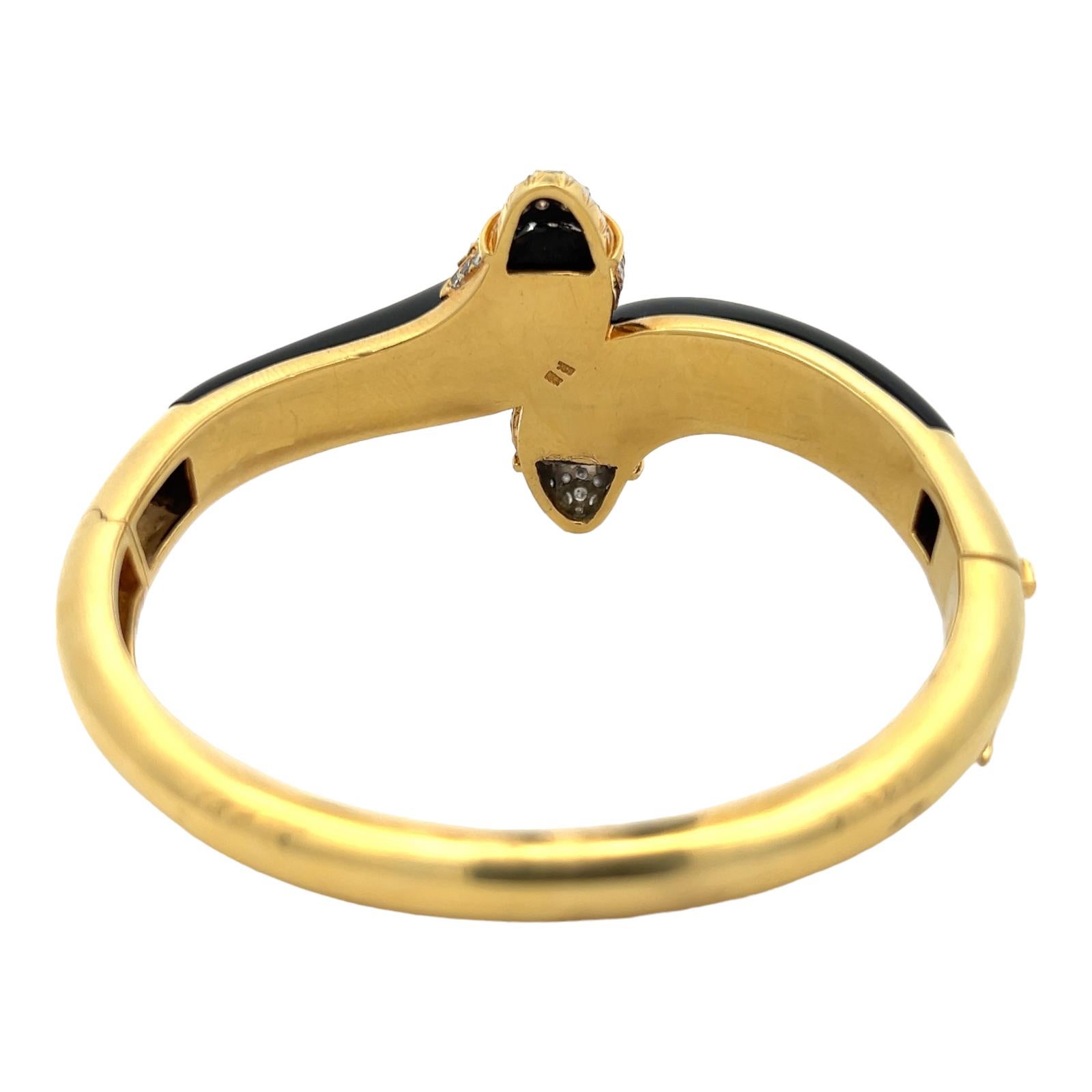 Round Cut 1960s Diamond Onyx 18 Karat Yellow Gold Estate Hinged Bangle Bracelet For Sale