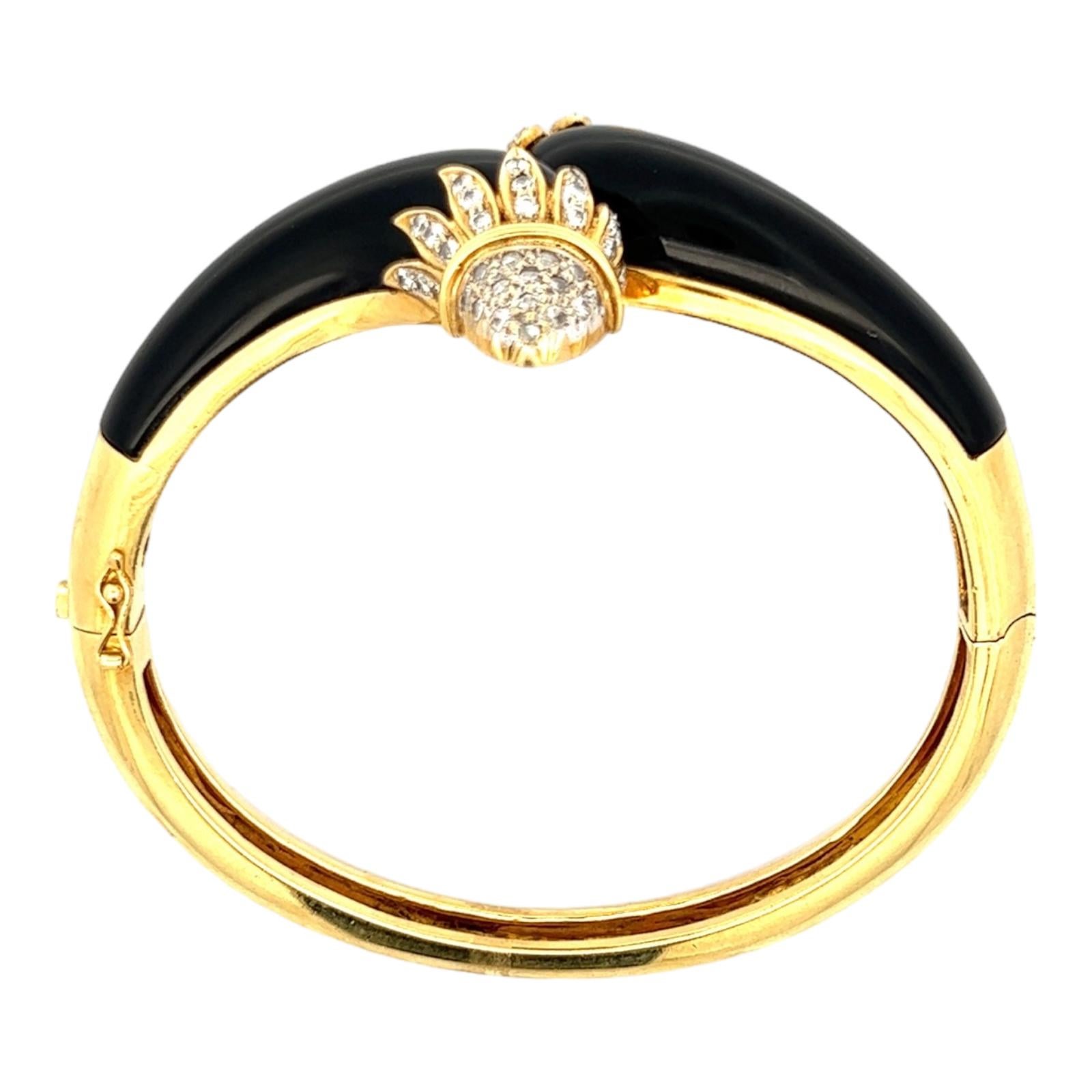 1960s Diamond Onyx 18 Karat Yellow Gold Estate Hinged Bangle Bracelet In Excellent Condition For Sale In Boca Raton, FL