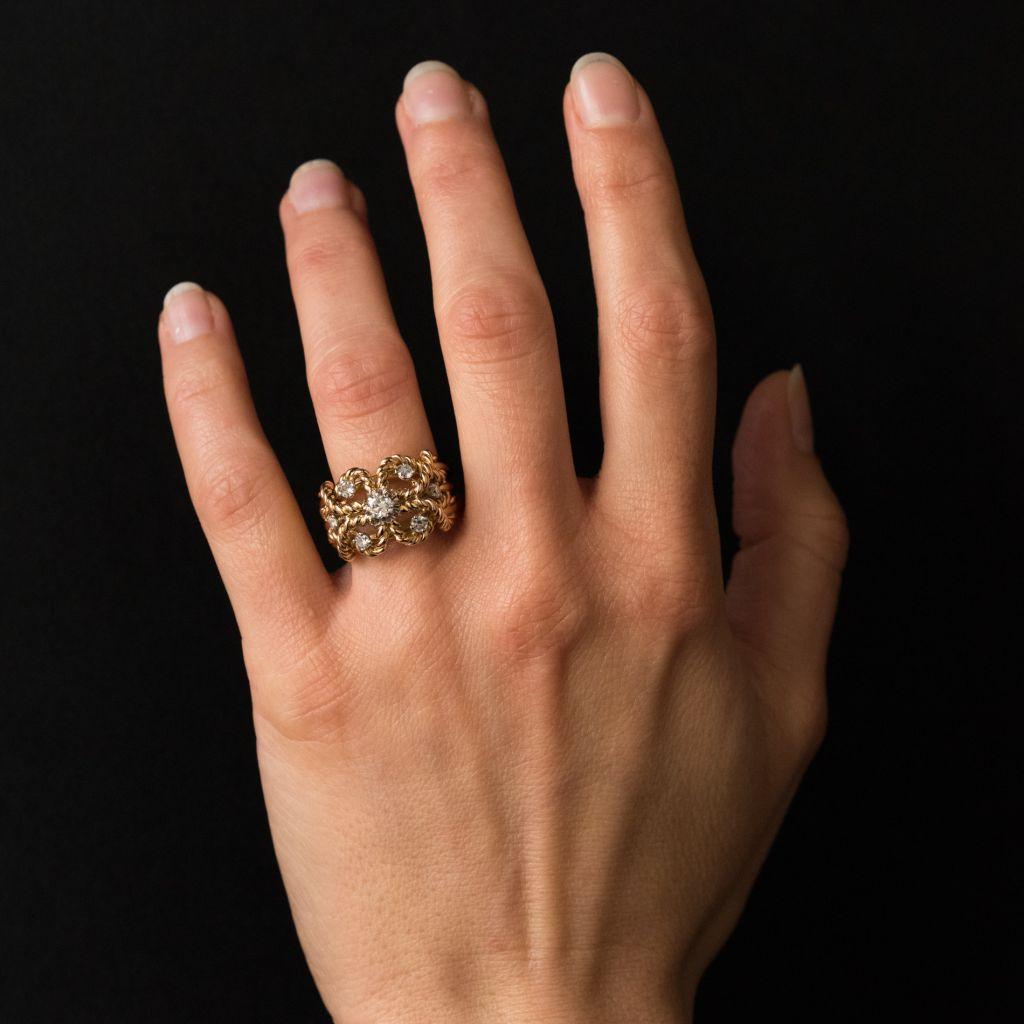 Ring in 18K yellow gold.
This original antique diamond ring is formed of gold twisted cords that form an openwork mesh on the finger. This yellow gold ring is set with 7 brilliant cut diamonds between the gold cords, the central one being the