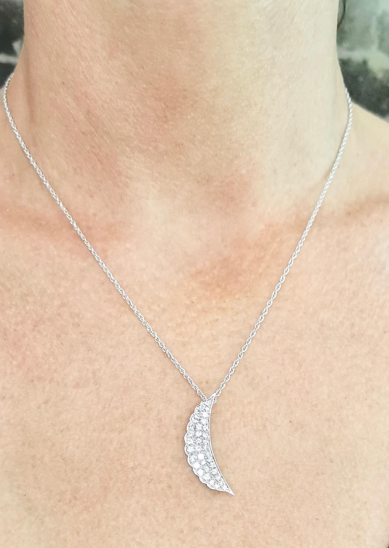 1960s Diamond Platinum Half-Moon Pendant Chain Necklace In Excellent Condition For Sale In Geneva, CH