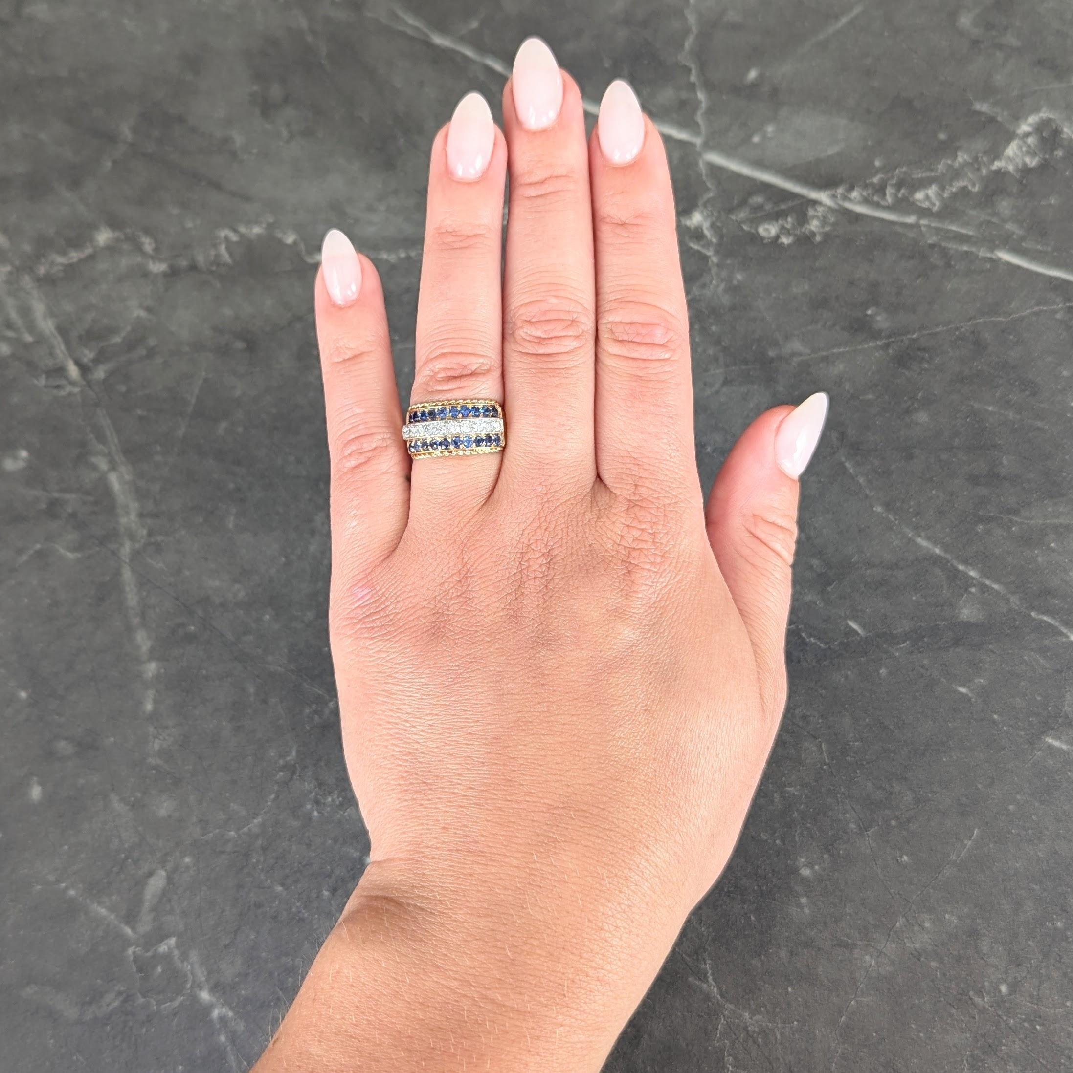 In der Mitte eine Reihe runder Diamanten im Brillantschliff, die von Osten nach Westen in Platin gefasst sind
Mit einem Gesamtgewicht von etwa 0,80 Karat - Farbe G/H mit Reinheit VS2
Flankiert von Reihen rund geschliffener Saphire, gefasst in