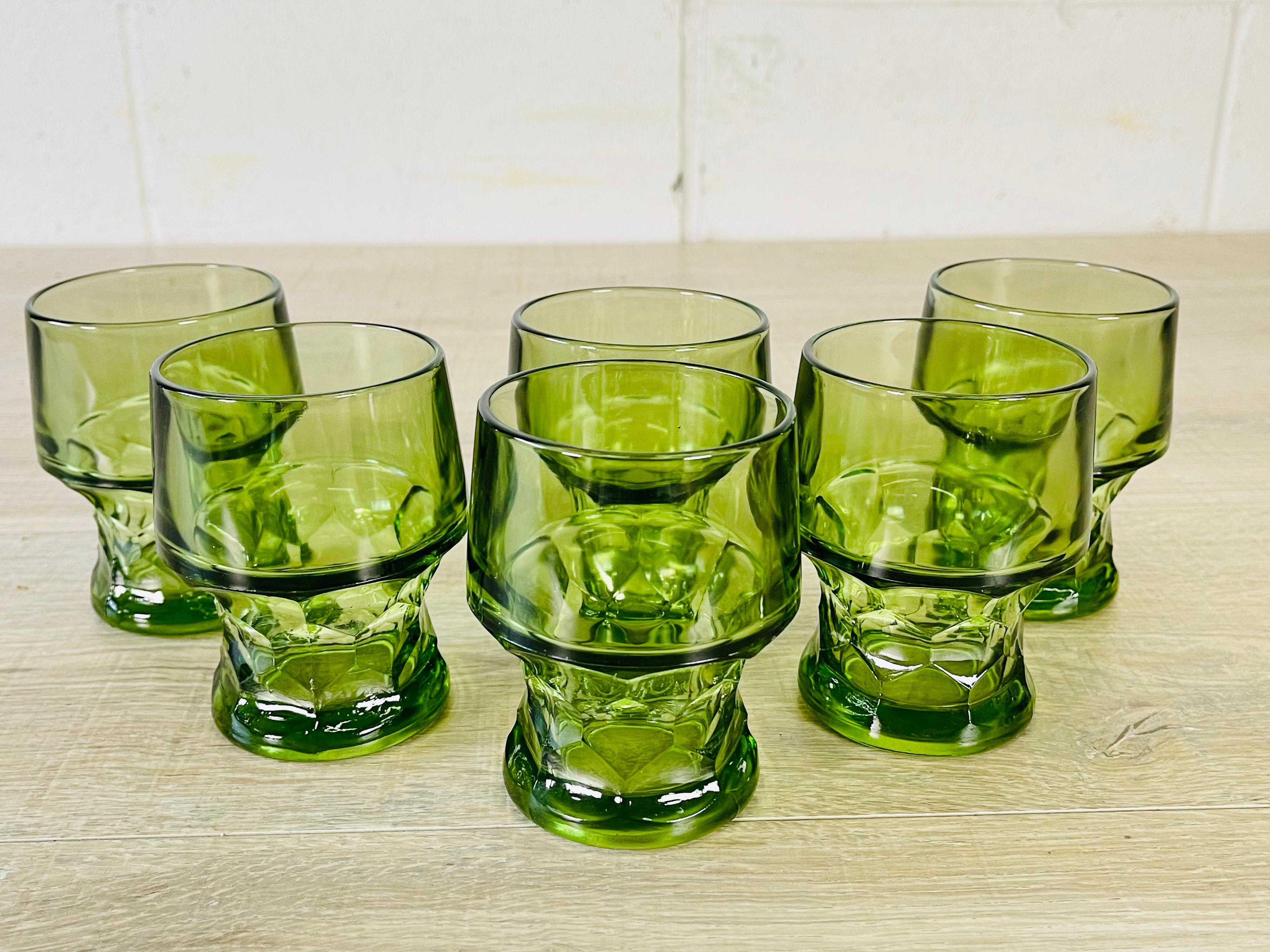 Set aus 6 grünen Glasbechern mit Rautenmuster aus den 1960er Jahren. Keine Markierungen.