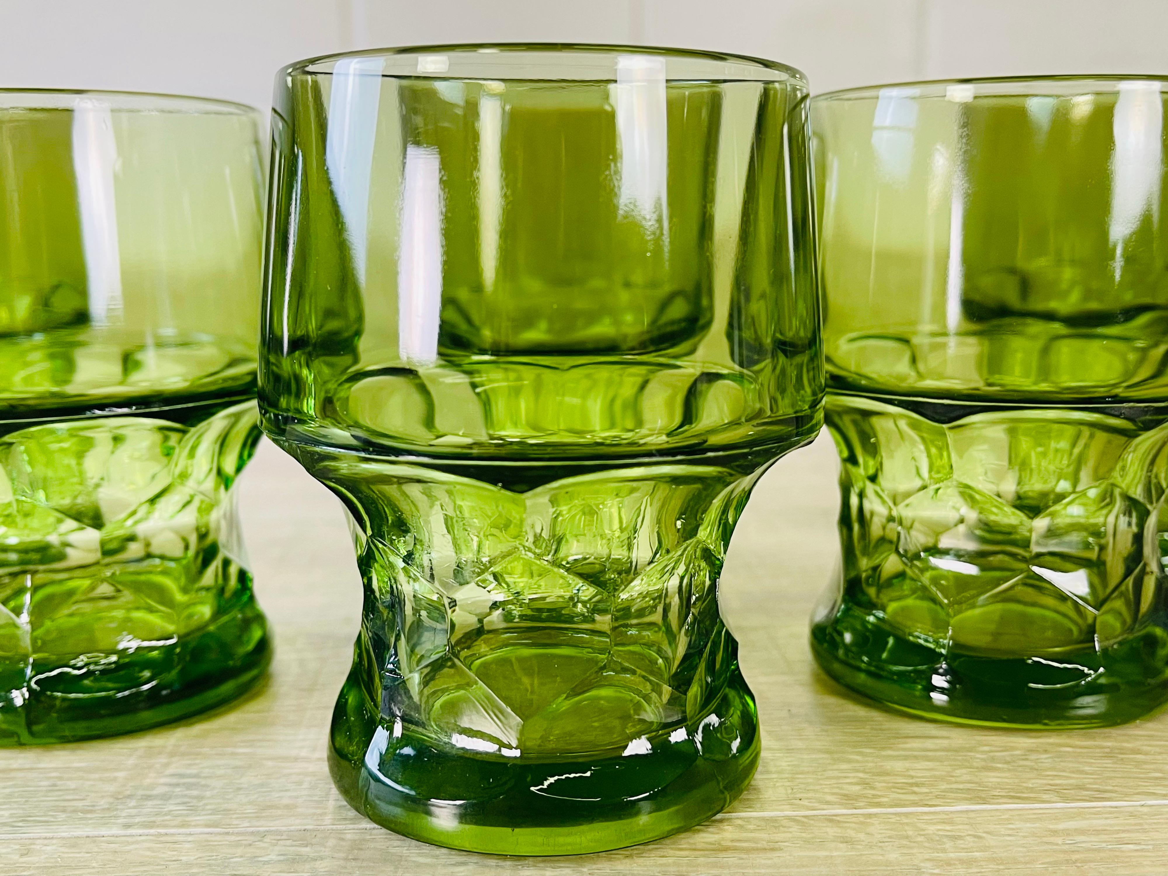 1960er Jahre Diamant-Stil Grünglas Becher:: Satz von 6 (Moderne der Mitte des Jahrhunderts)