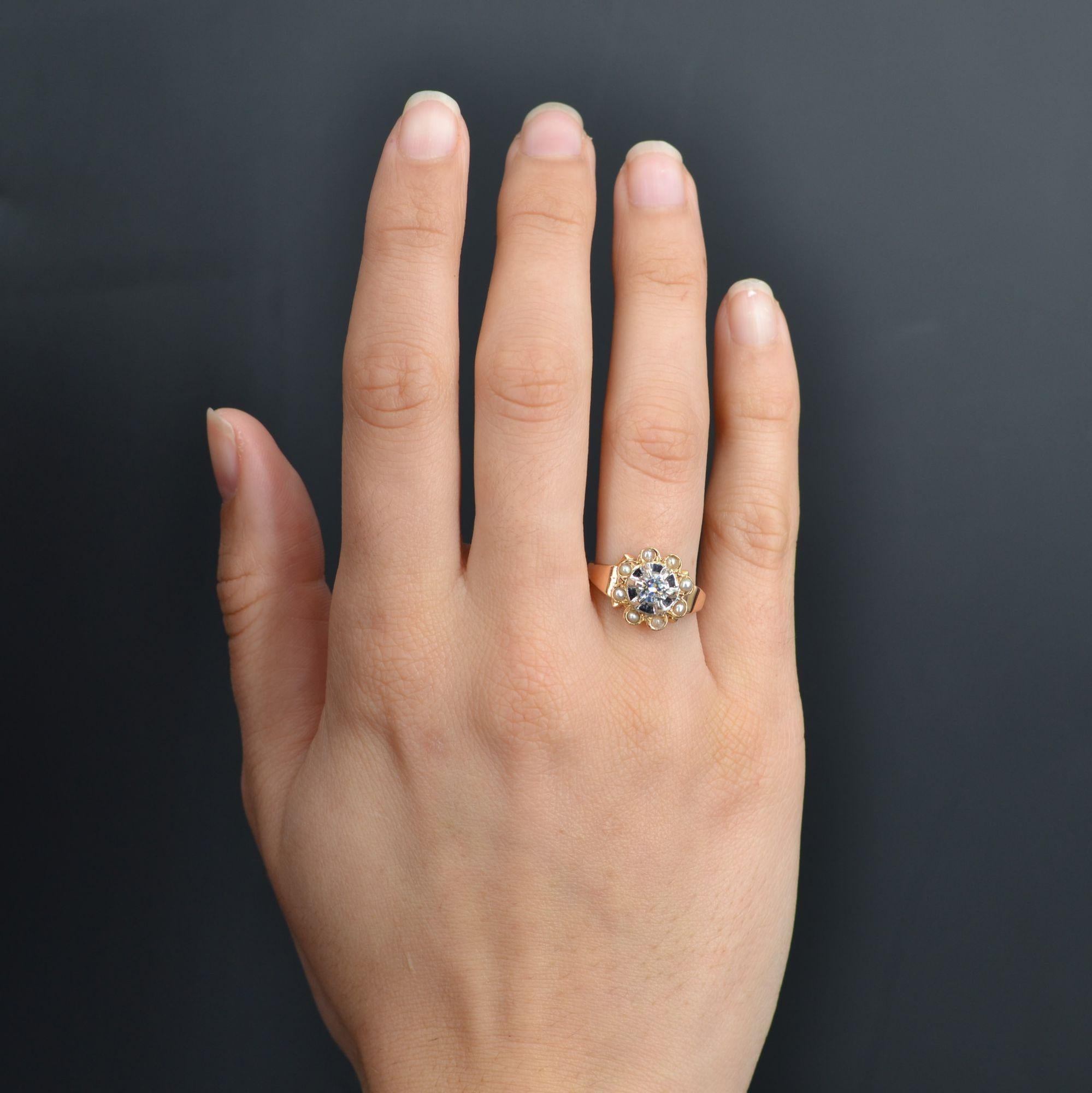 Ring in 18 karat rose gold.
Delightful and original retro ring, it is decorated with an antique brilliant- cut diamond, set on platinum claws, and surrounded by half cultured pearls. The whole forming a flower pattern.
Weight of the diamond : 0.33